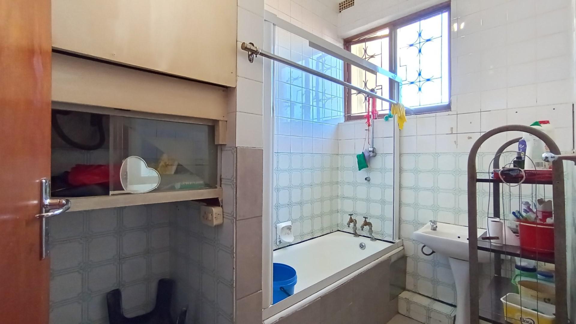 Bathroom 1 - 8 square meters of property in Newlands West