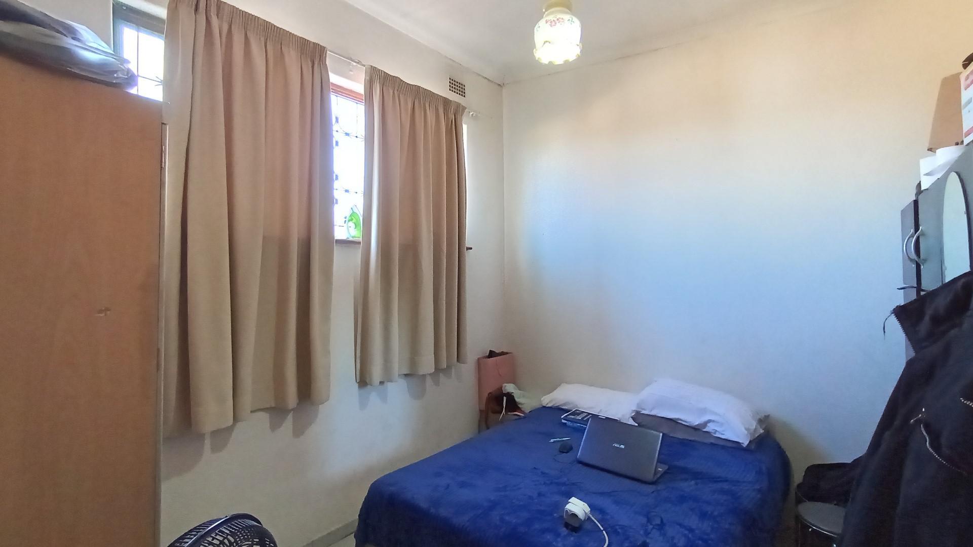 Bed Room 1 - 11 square meters of property in Newlands West