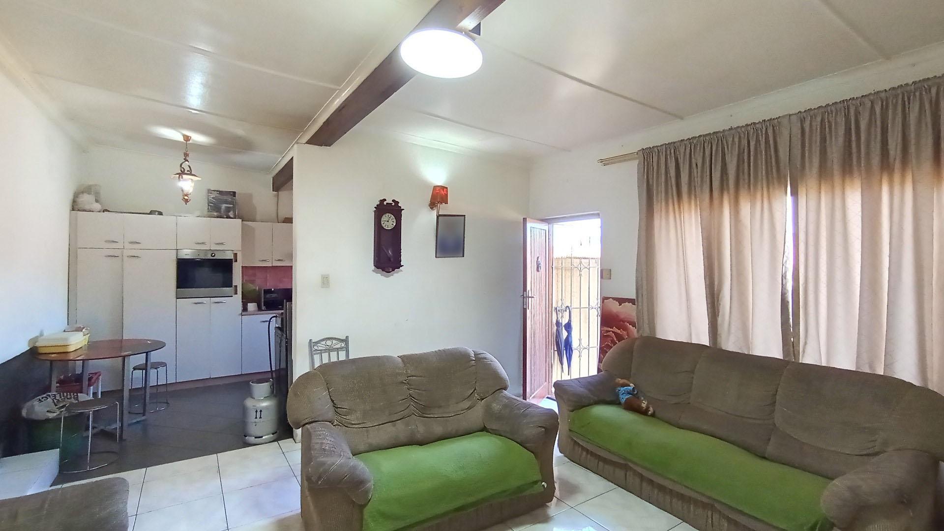 Lounges - 22 square meters of property in Newlands West