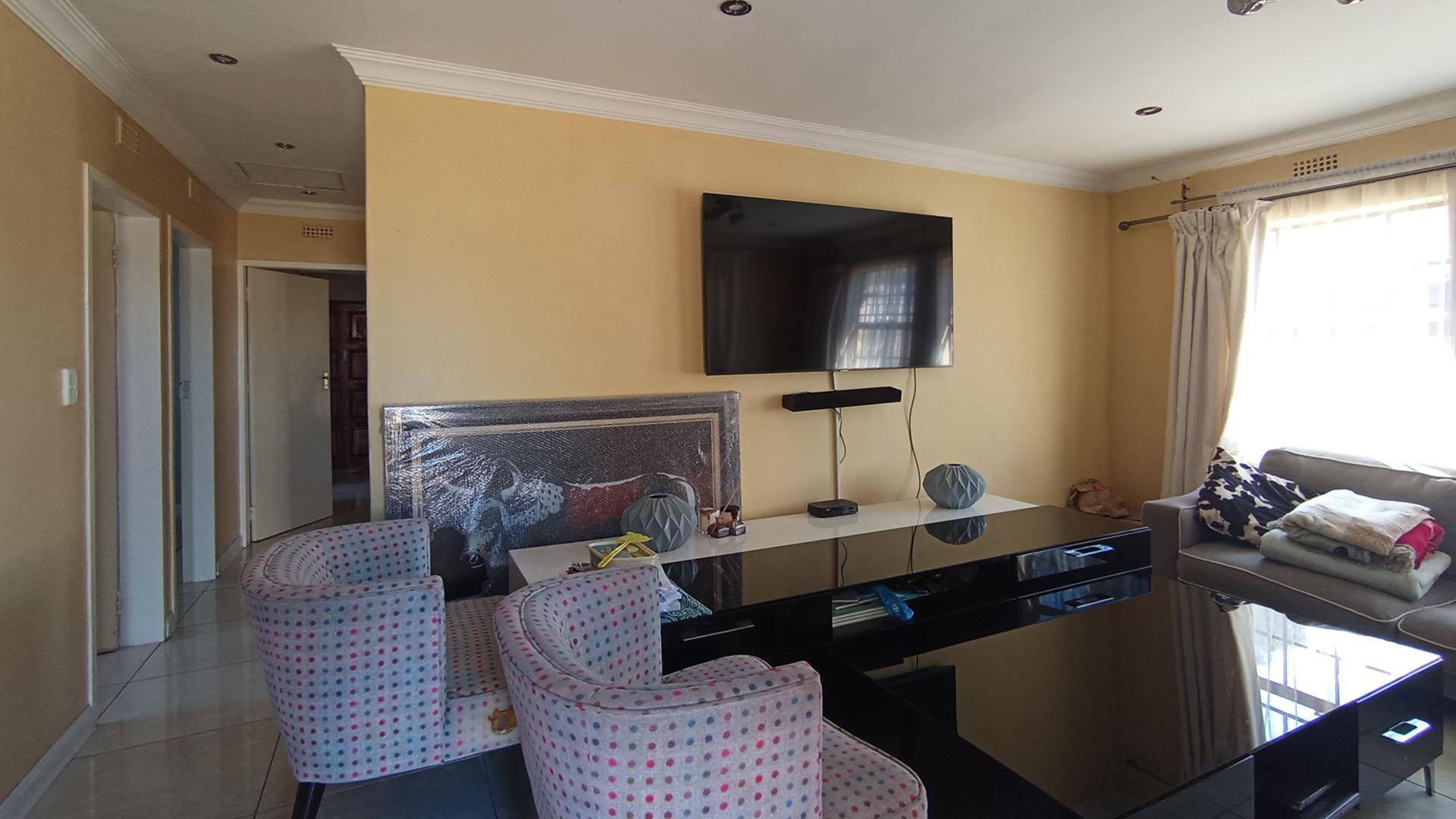Lounges - 20 square meters of property in Clayville