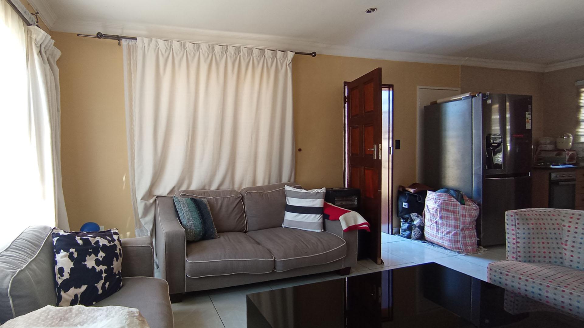 Lounges - 20 square meters of property in Clayville