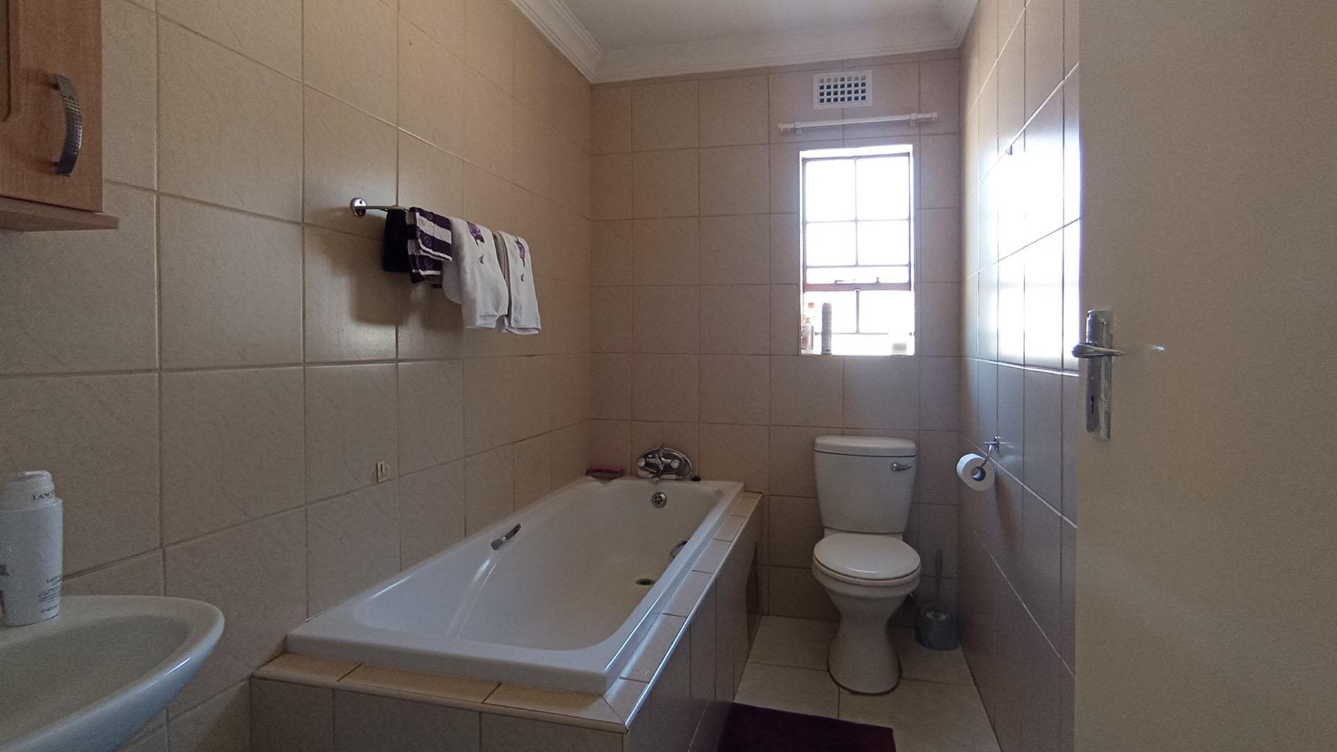 Bathroom 1 - 5 square meters of property in Clayville