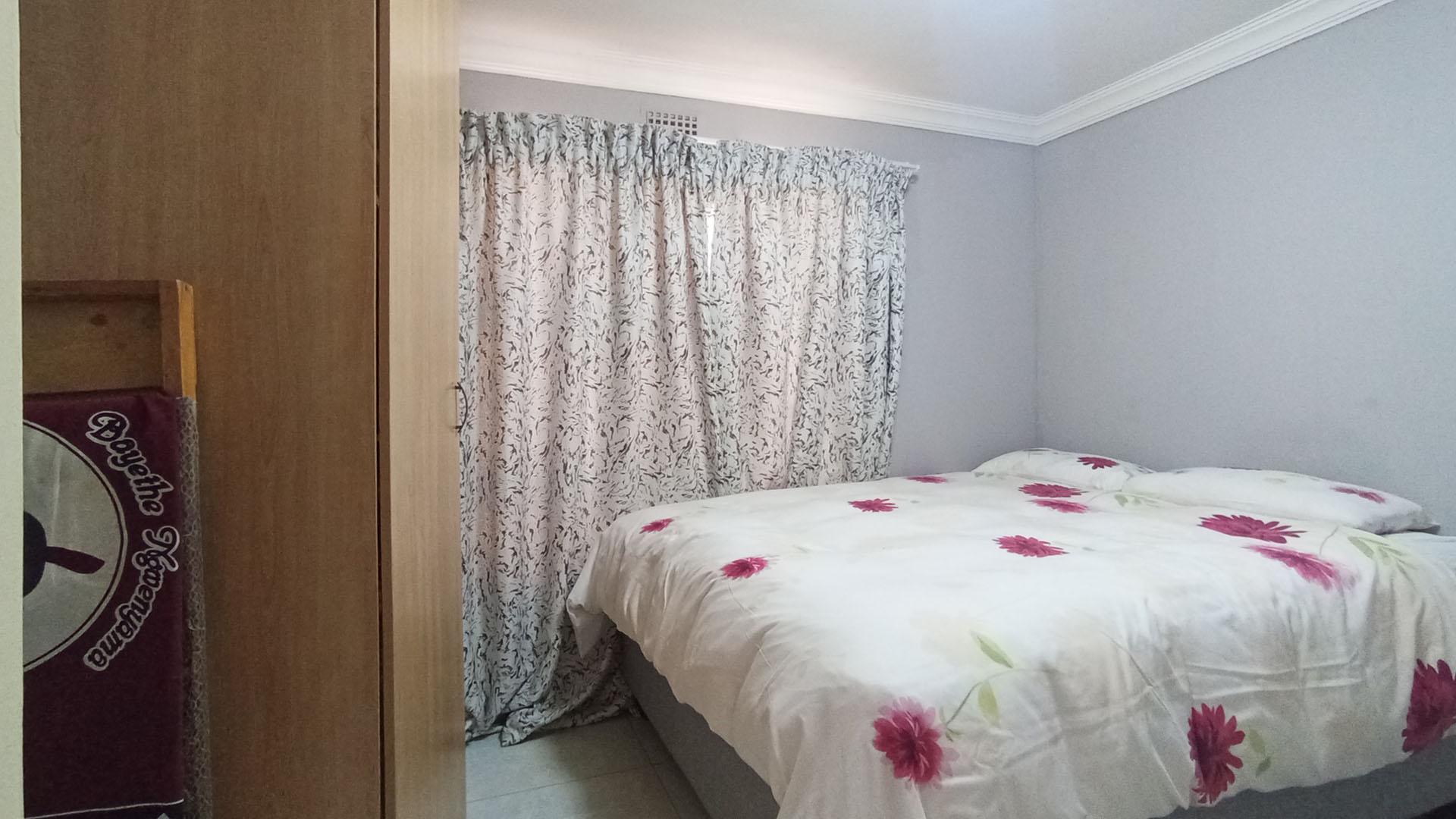 Bed Room 1 - 10 square meters of property in Clayville