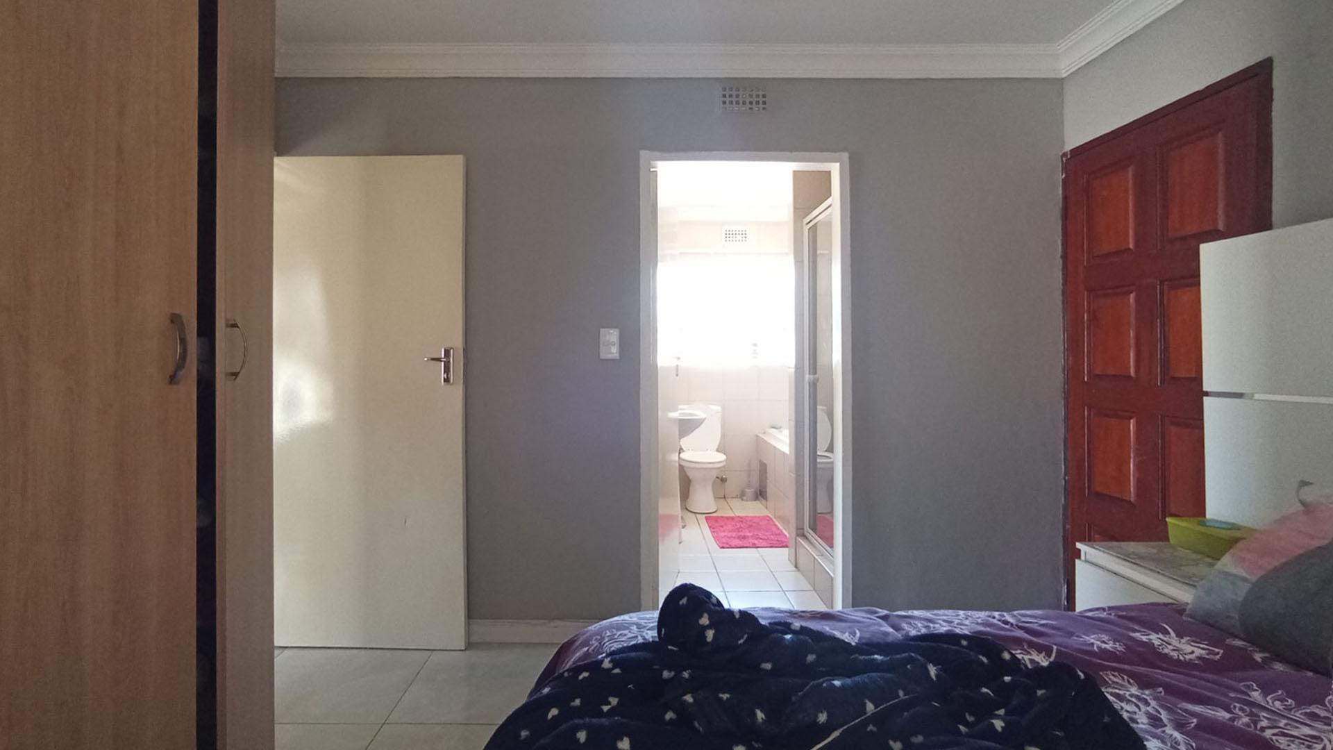 Main Bedroom - 13 square meters of property in Clayville