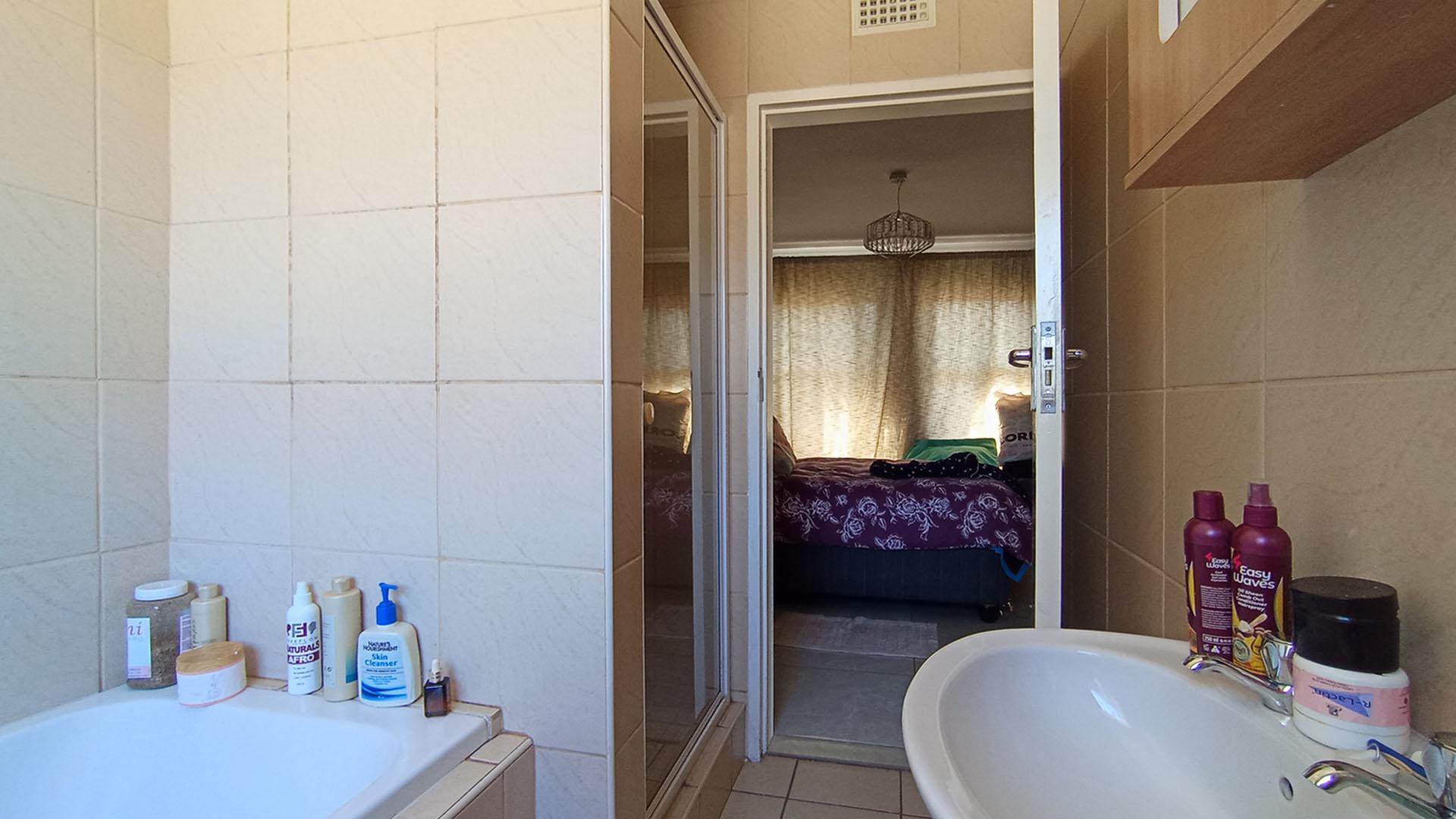 Main Bathroom - 6 square meters of property in Clayville