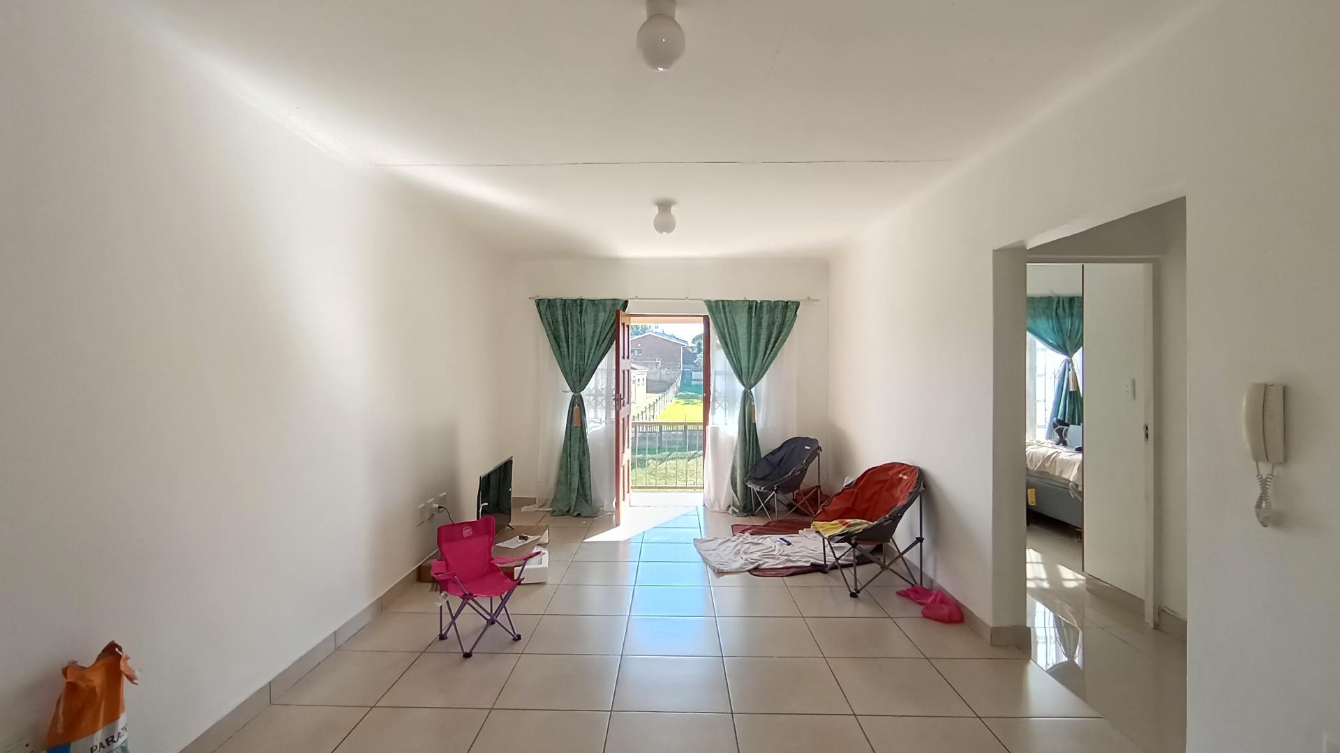 Lounges - 29 square meters of property in Shulton Park