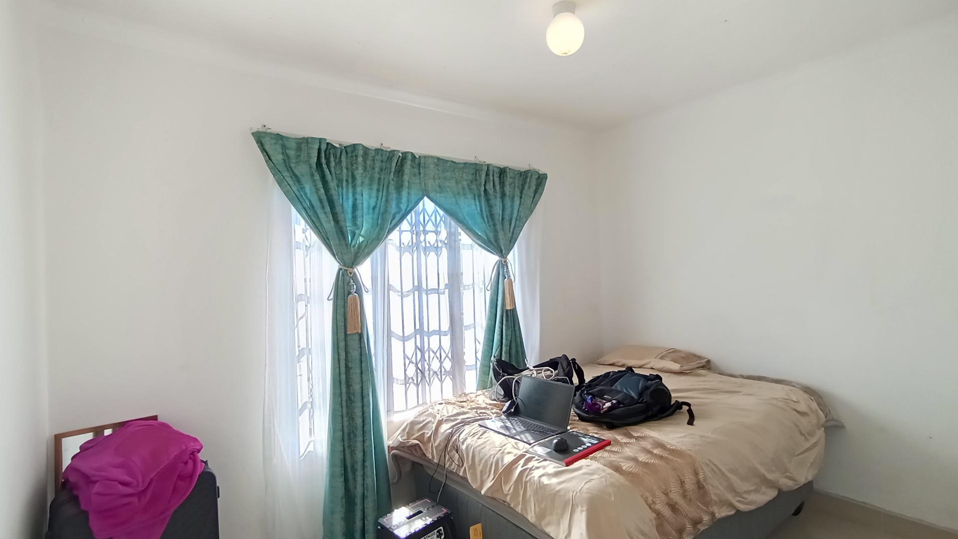 Main Bedroom - 12 square meters of property in Shulton Park