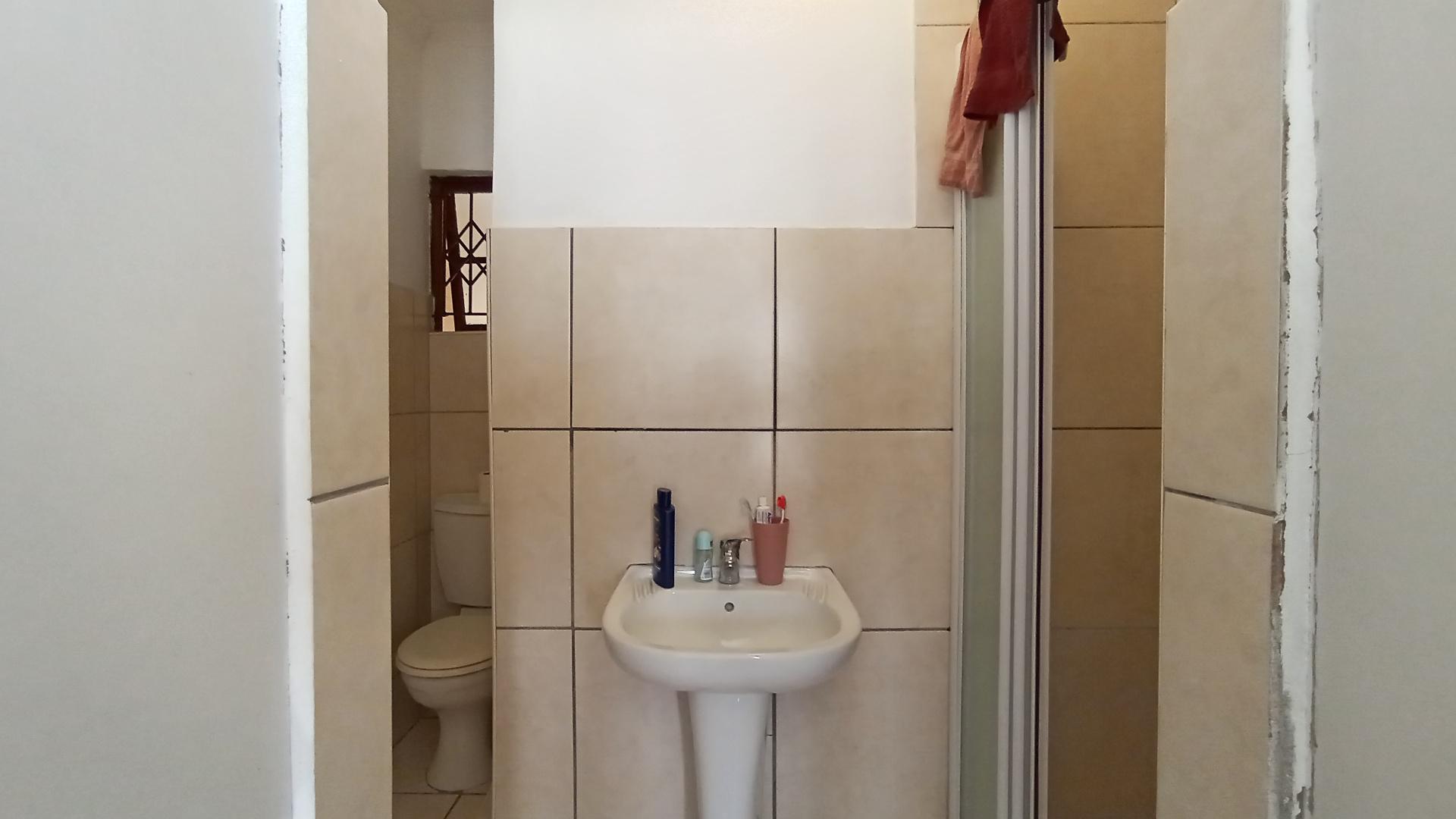 Main Bathroom - 4 square meters of property in Shulton Park