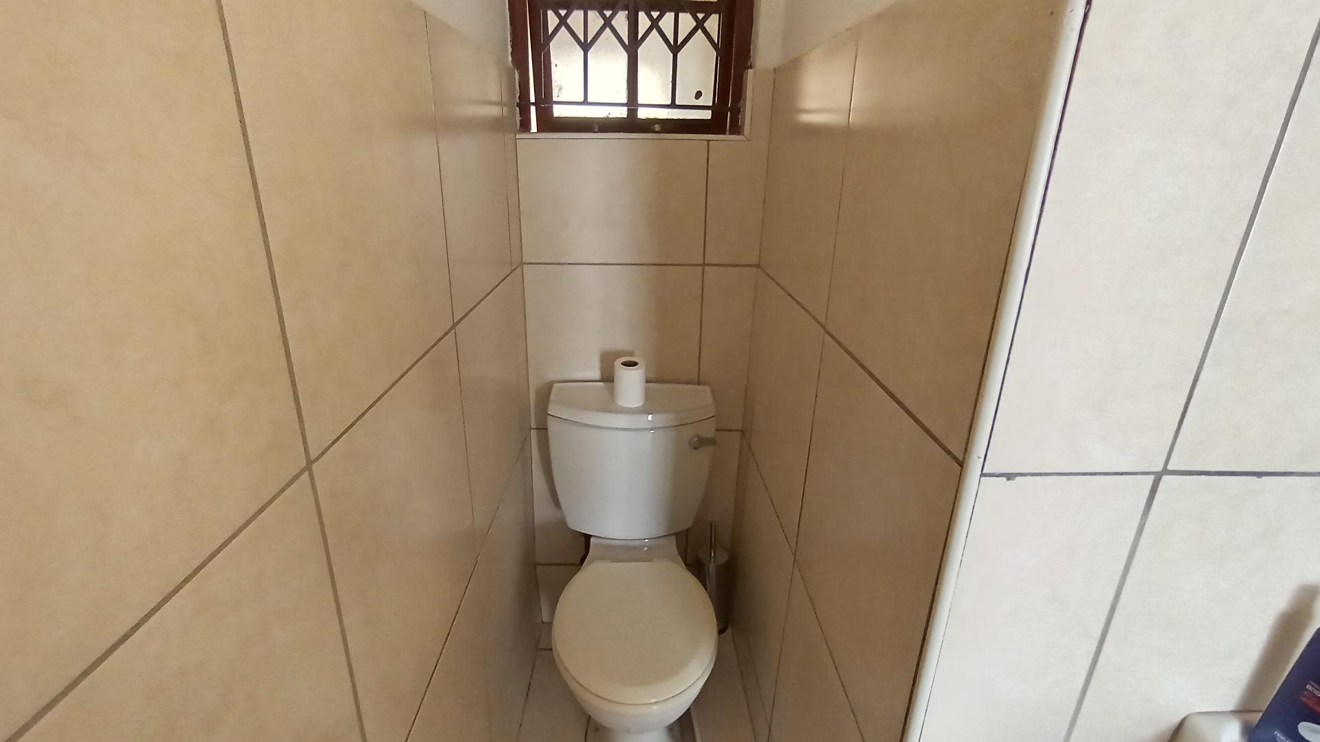 Main Bathroom - 4 square meters of property in Shulton Park