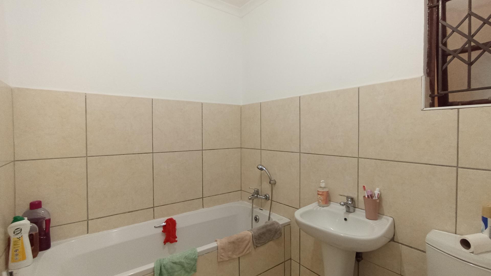 Bathroom 1 - 5 square meters of property in Shulton Park
