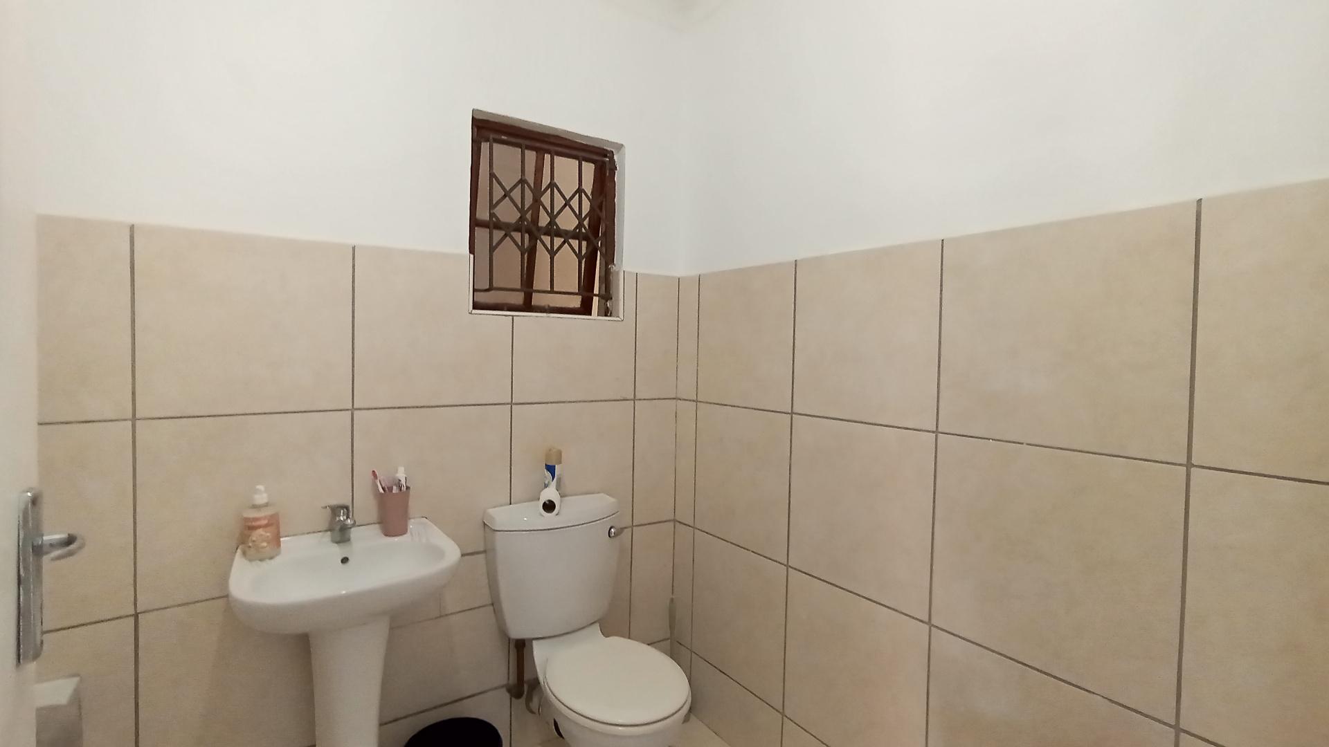 Bathroom 1 - 5 square meters of property in Shulton Park