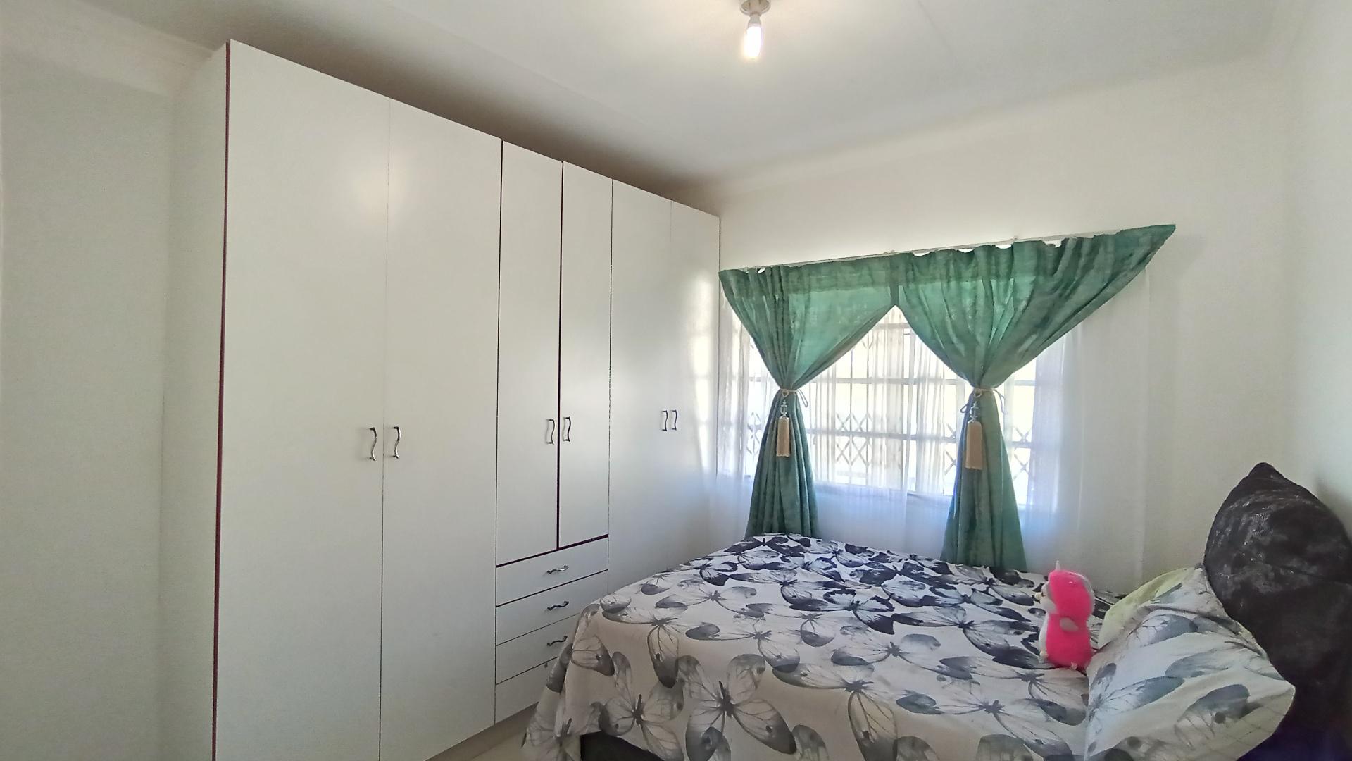 Bed Room 1 - 10 square meters of property in Shulton Park