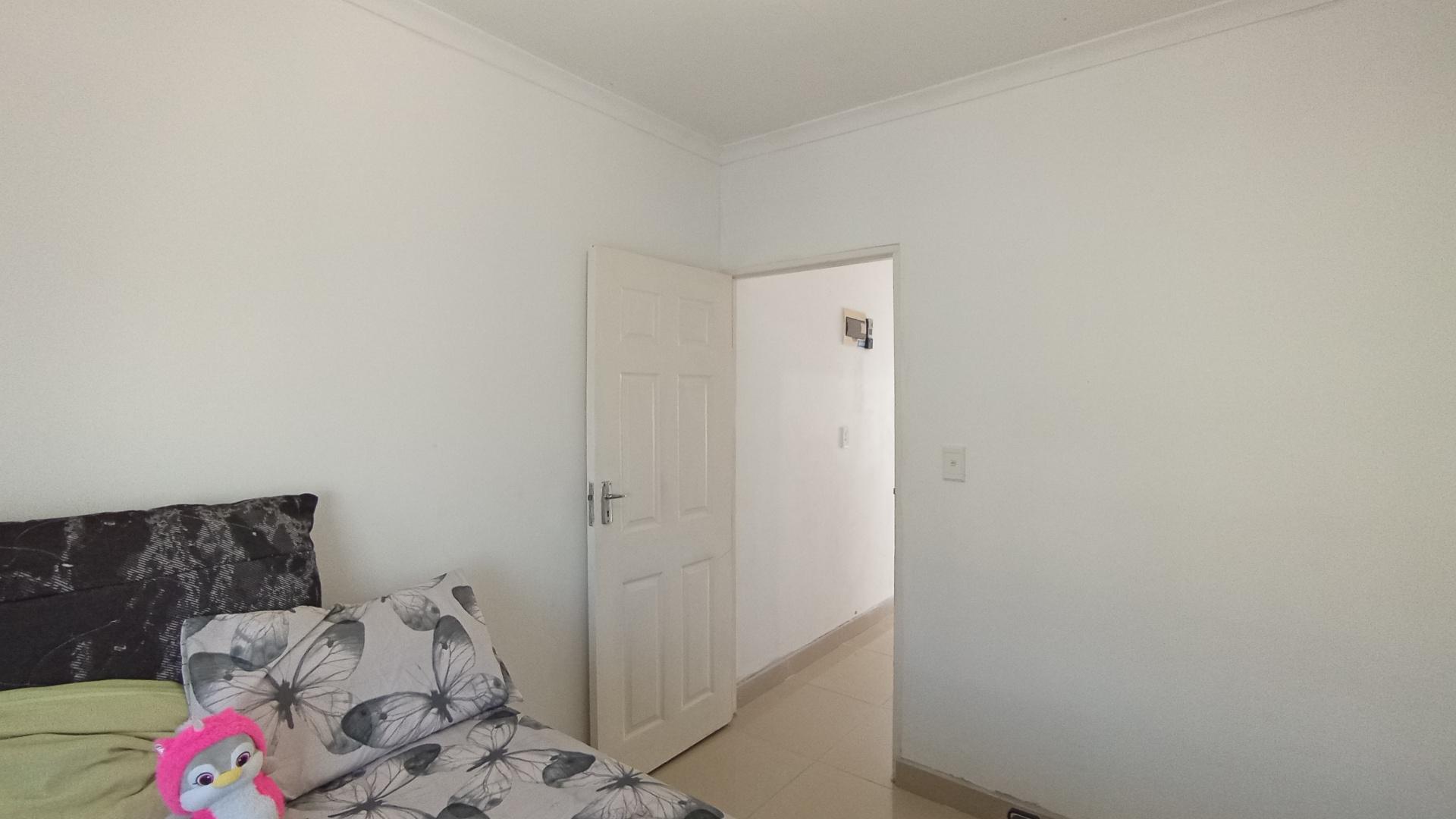 Bed Room 1 - 10 square meters of property in Shulton Park
