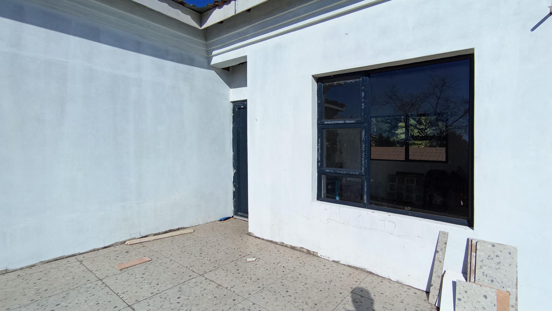 Balcony - 11 square meters of property in Strubensvallei