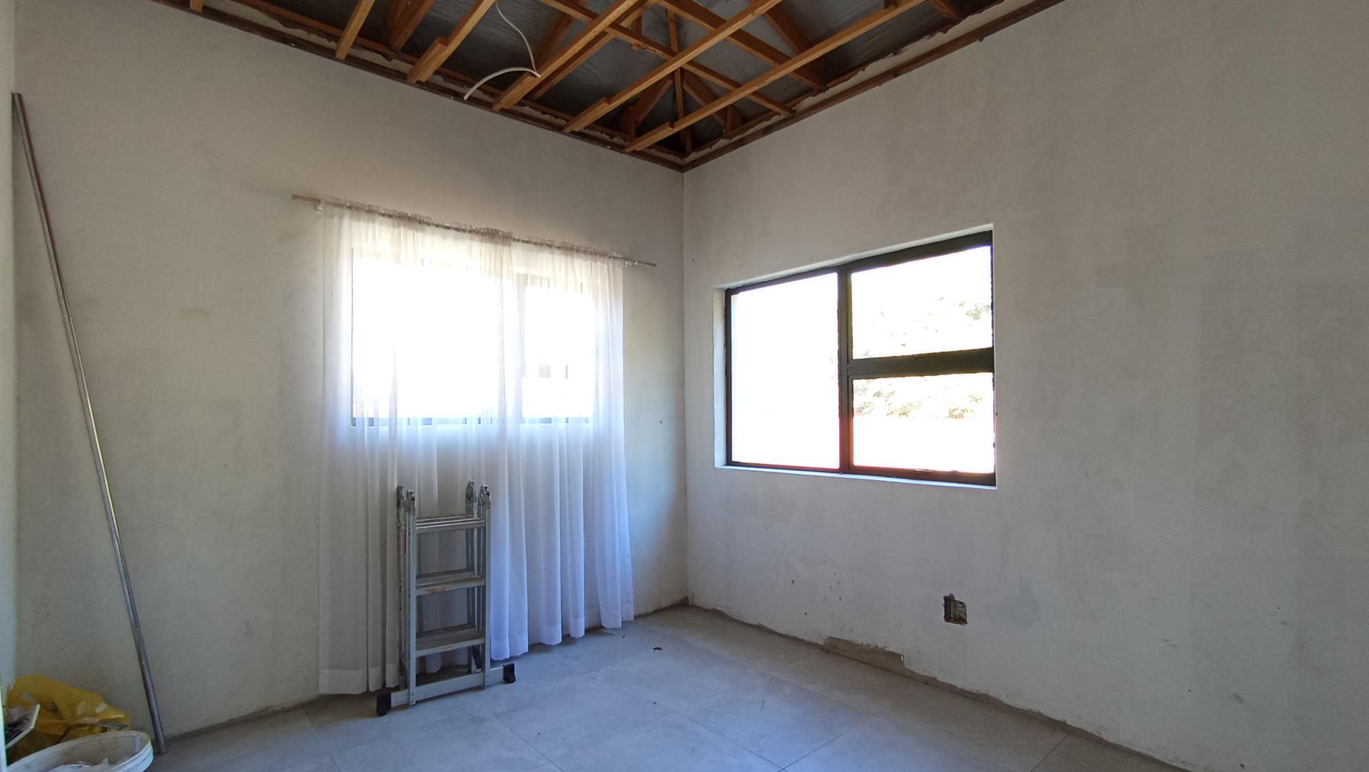 Bed Room 1 - 11 square meters of property in Strubensvallei