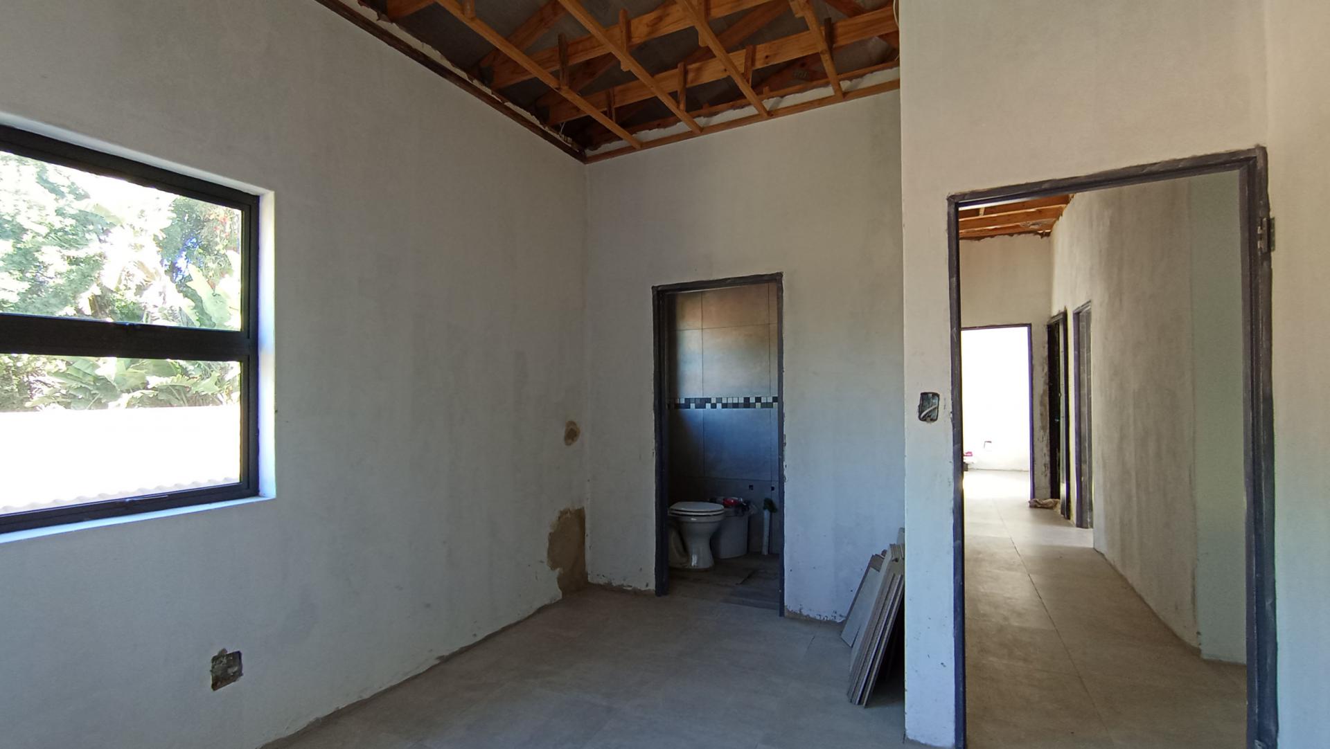 Bed Room 1 - 11 square meters of property in Strubensvallei