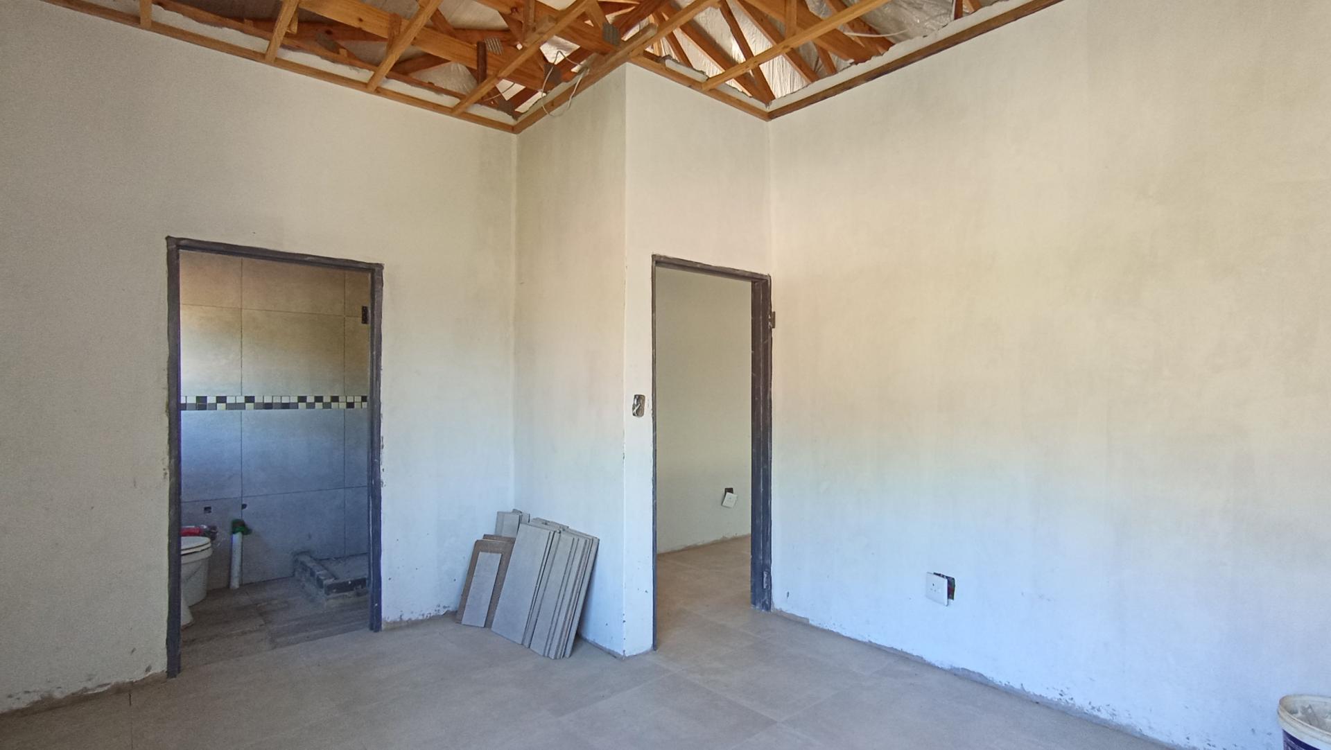 Bed Room 1 - 11 square meters of property in Strubensvallei