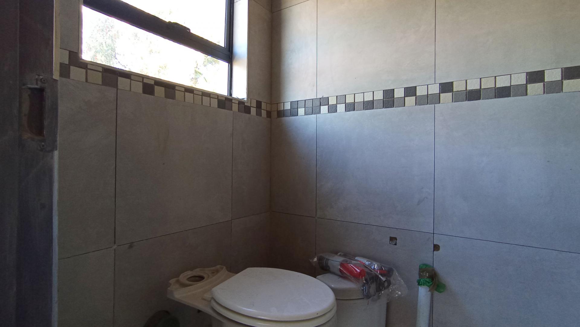 Bathroom 3+ - 6 square meters of property in Strubensvallei