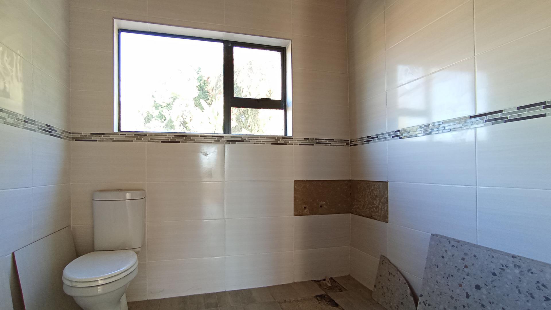 Bathroom 3+ - 6 square meters of property in Strubensvallei