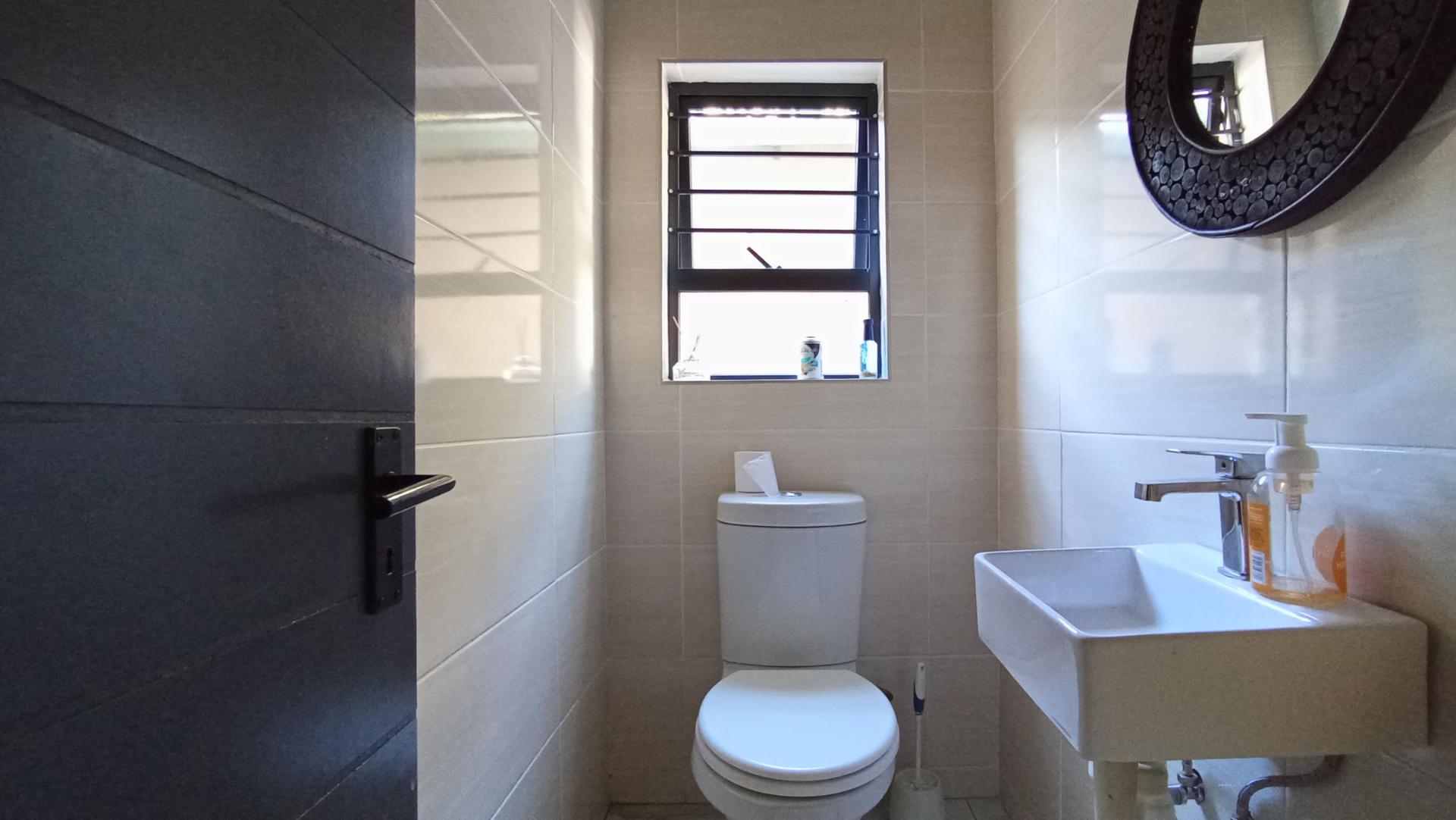 Bathroom 1 - 2 square meters of property in Strubensvallei