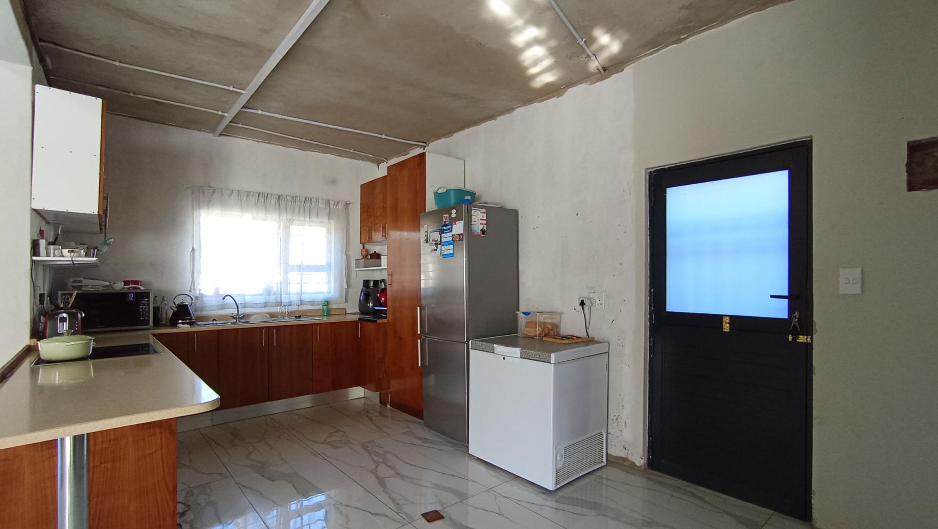 Kitchen - 13 square meters of property in Strubensvallei