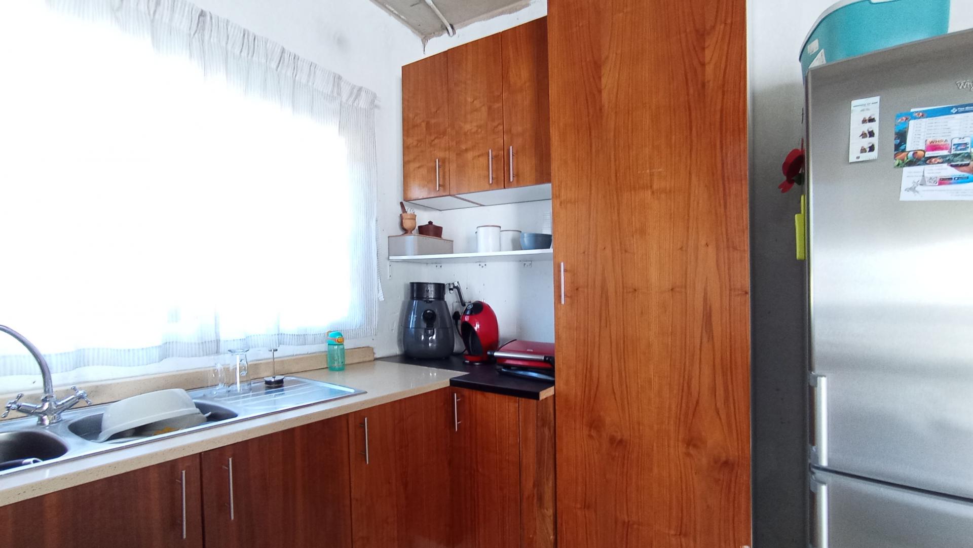 Kitchen - 13 square meters of property in Strubensvallei