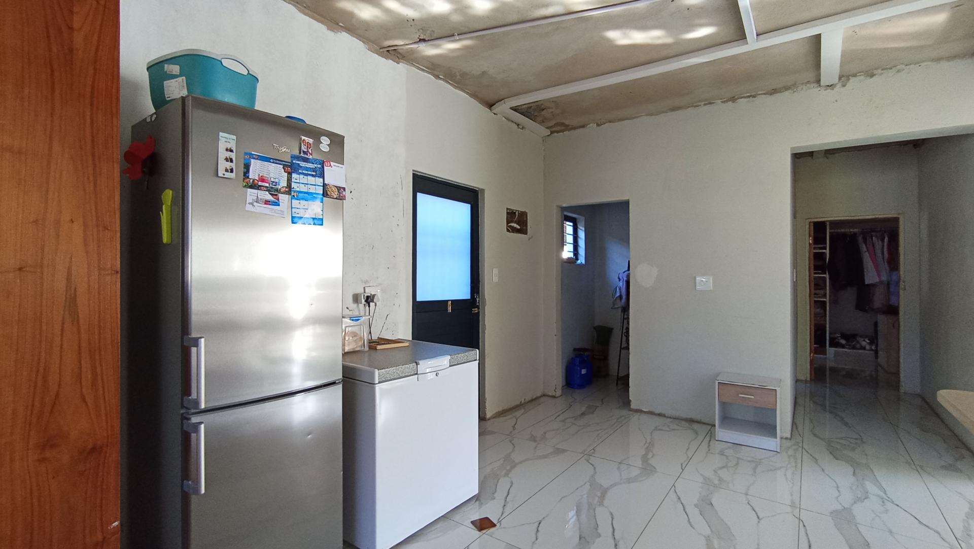 Kitchen - 13 square meters of property in Strubensvallei