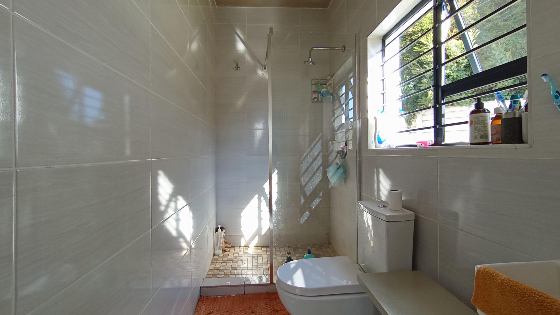 Bathroom 2 - 4 square meters of property in Strubensvallei