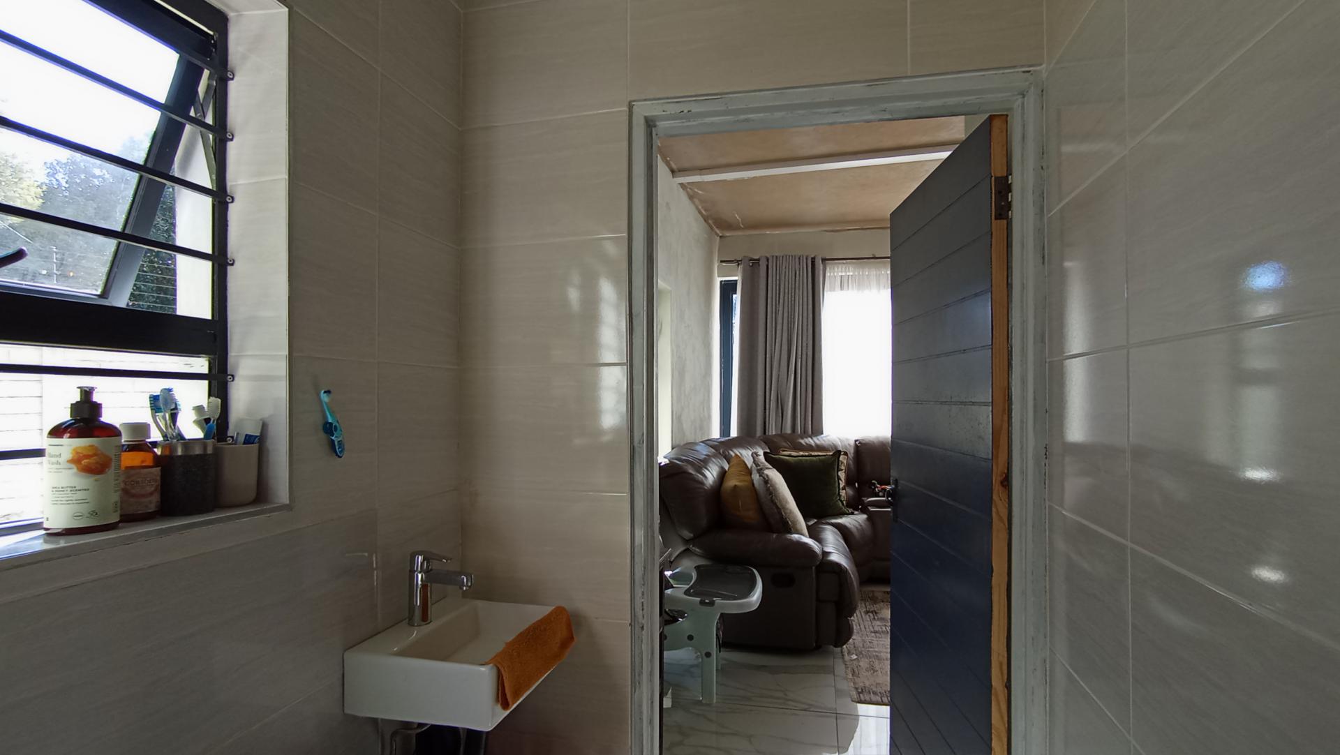 Bathroom 2 - 4 square meters of property in Strubensvallei