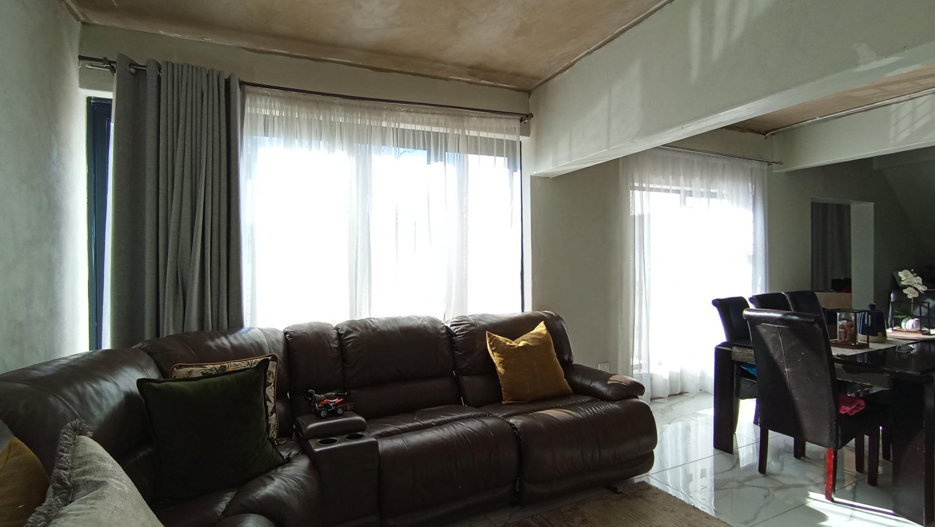 Informal Lounge - 16 square meters of property in Strubensvallei