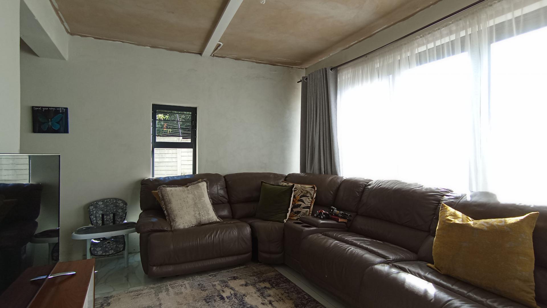 Informal Lounge - 16 square meters of property in Strubensvallei