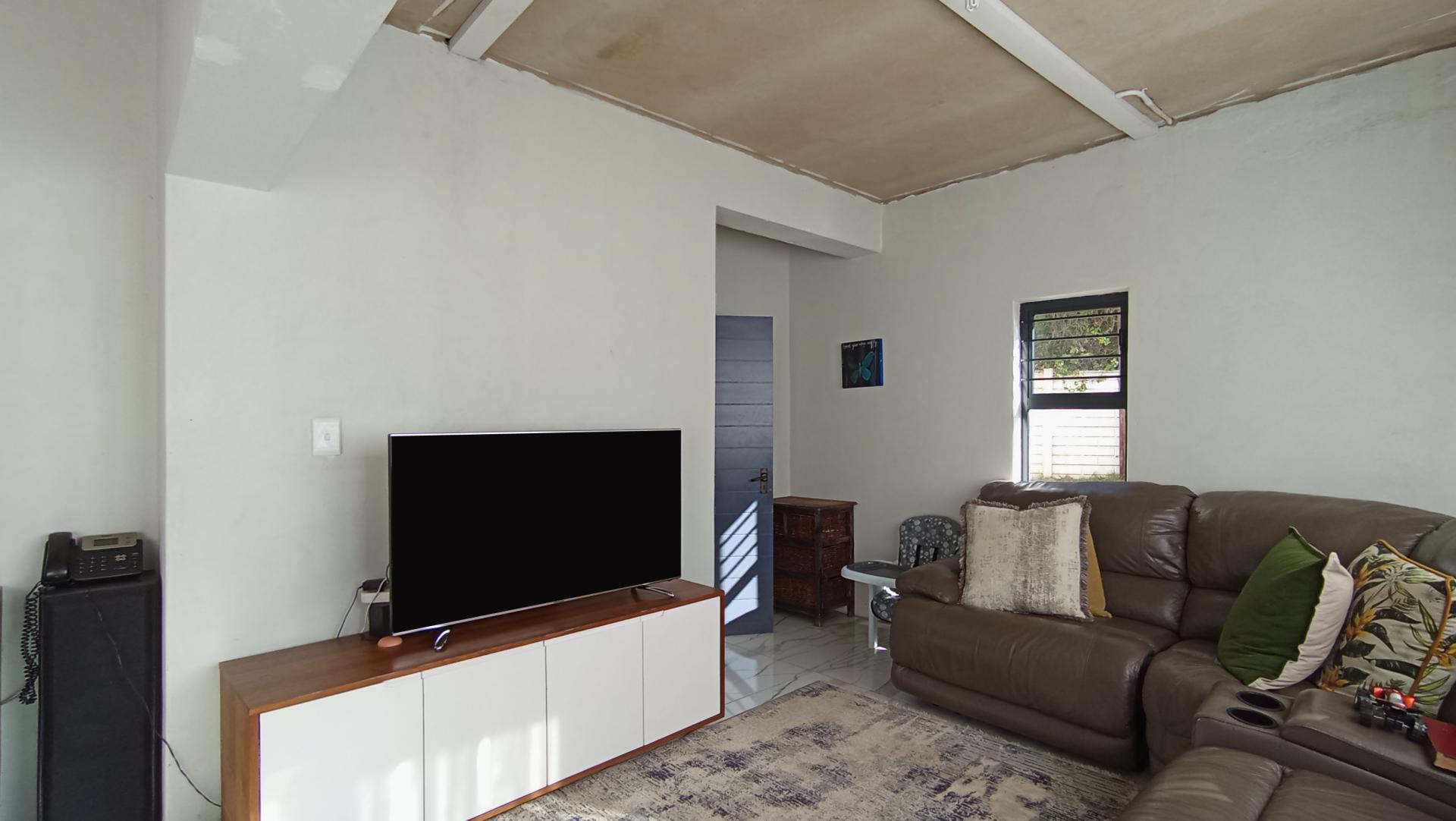 Informal Lounge - 16 square meters of property in Strubensvallei