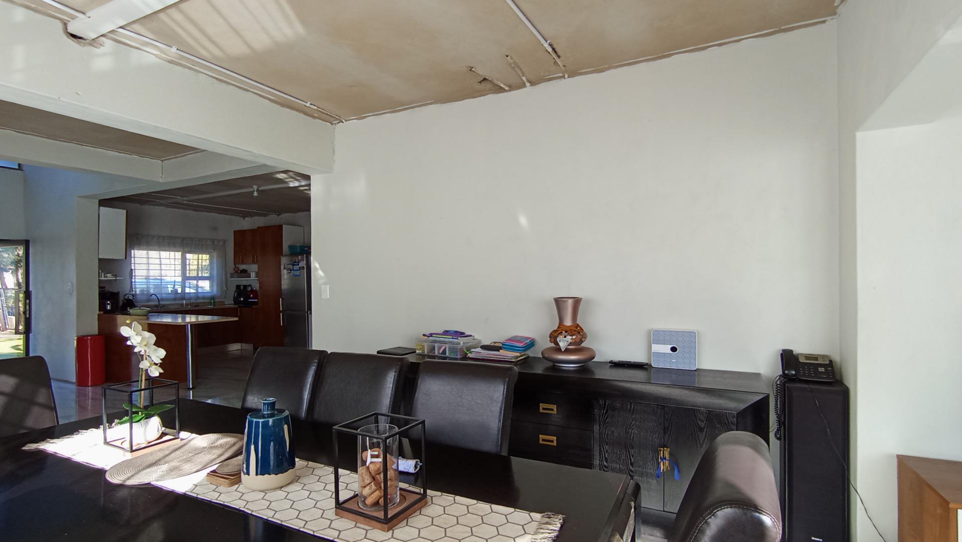 Dining Room - 14 square meters of property in Strubensvallei