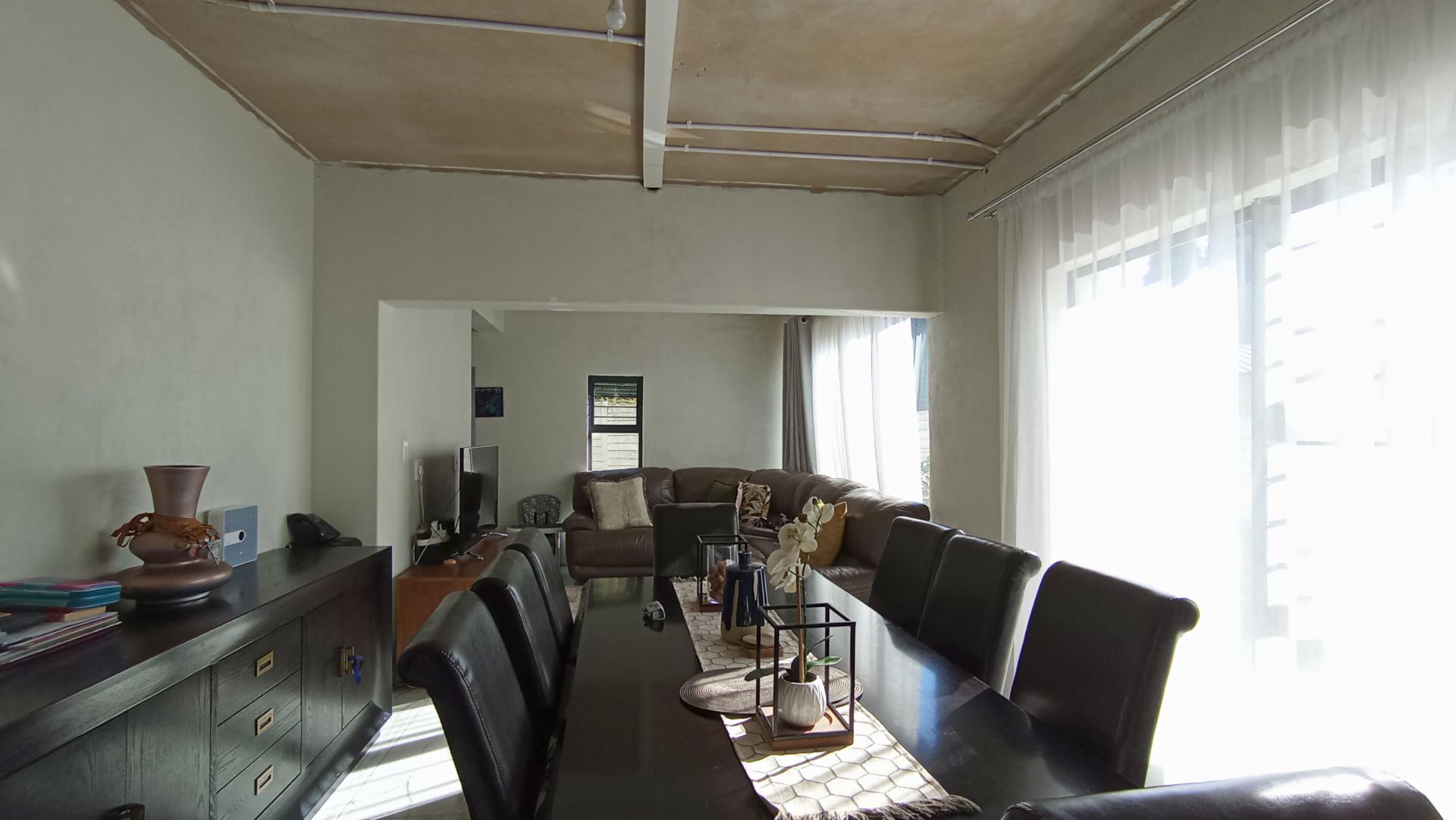Dining Room - 14 square meters of property in Strubensvallei