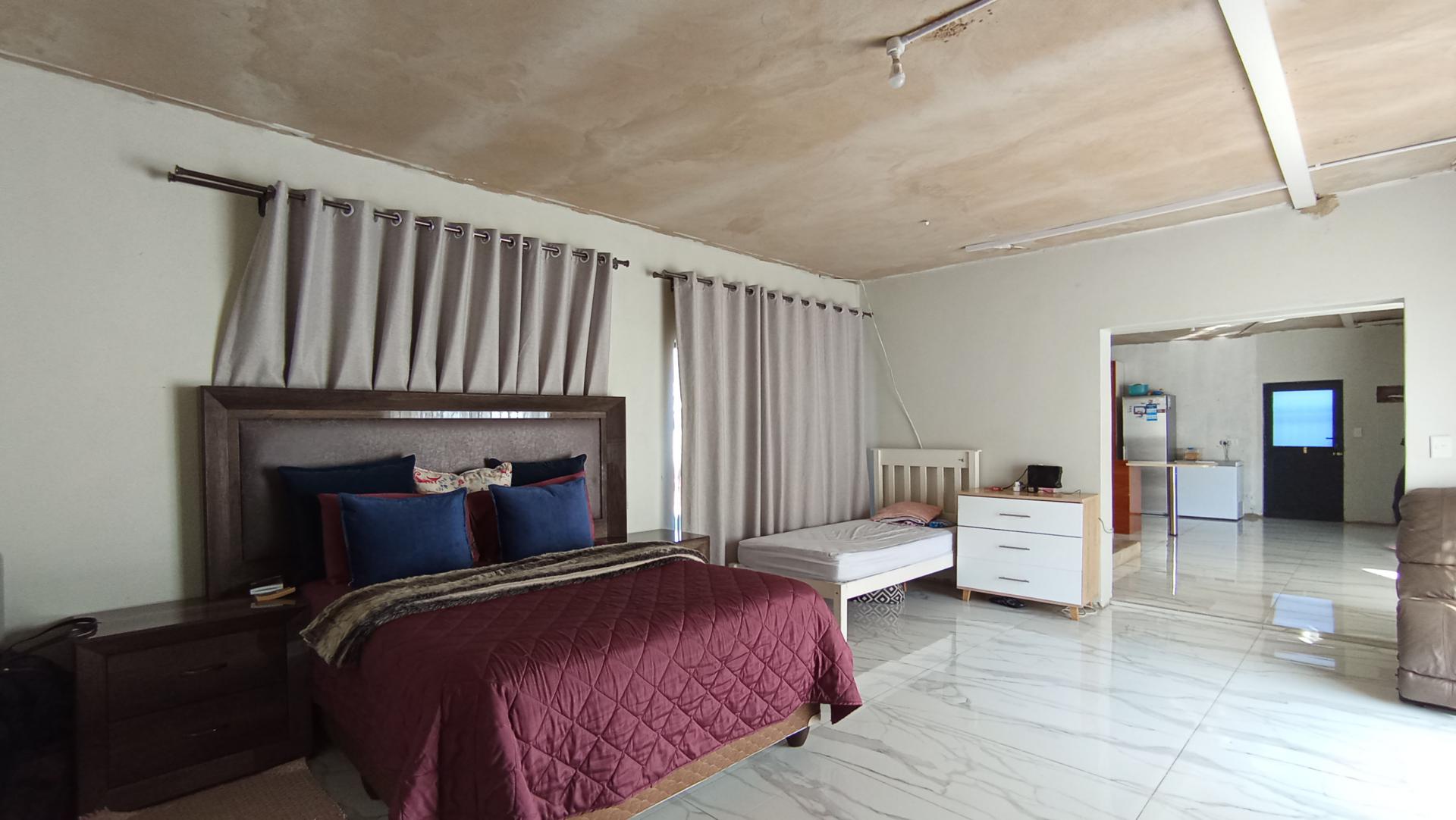 Lounges - 32 square meters of property in Strubensvallei