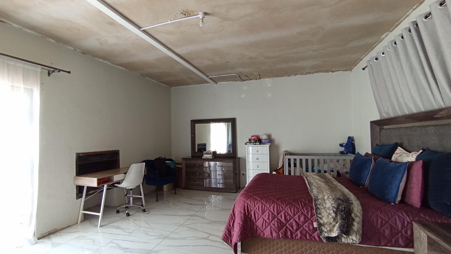 Lounges - 32 square meters of property in Strubensvallei