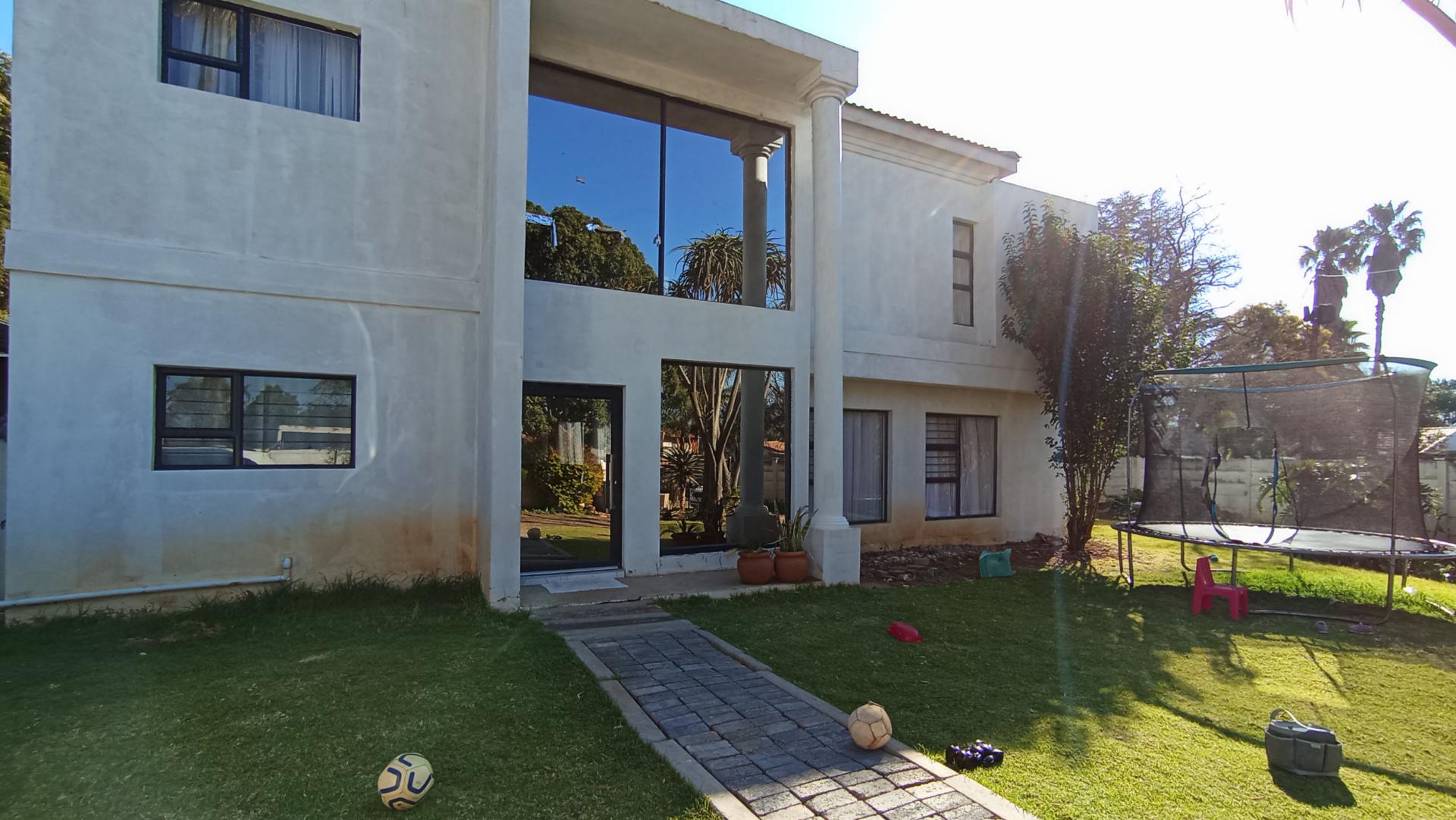 Front View of property in Strubensvallei