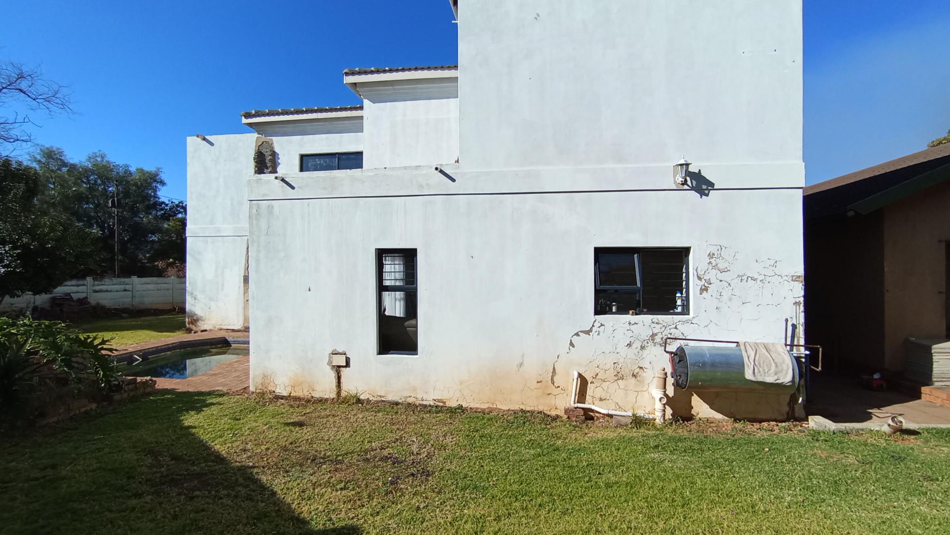 Backyard of property in Strubensvallei