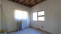 Bed Room 1 - 11 square meters of property in Strubensvallei