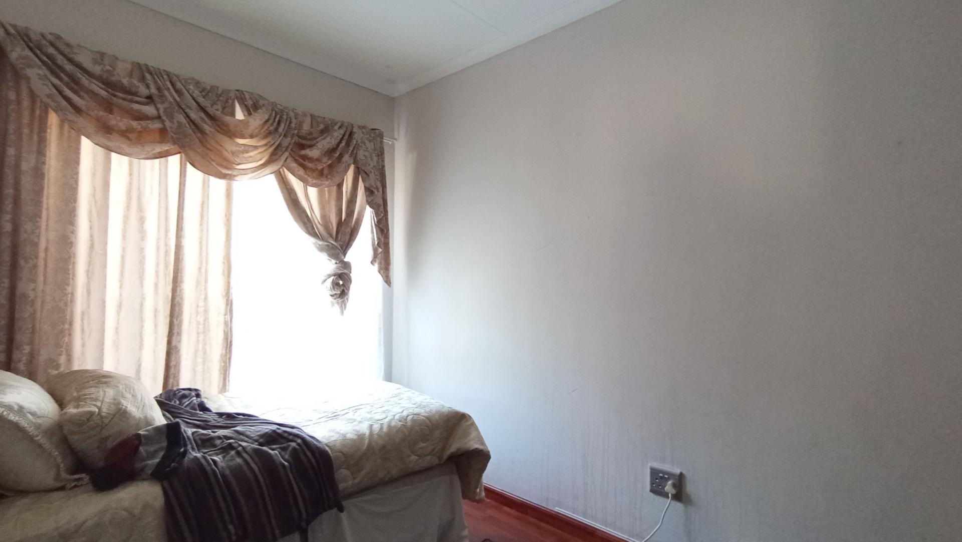 Bed Room 1 - 10 square meters of property in Honeydew Manor