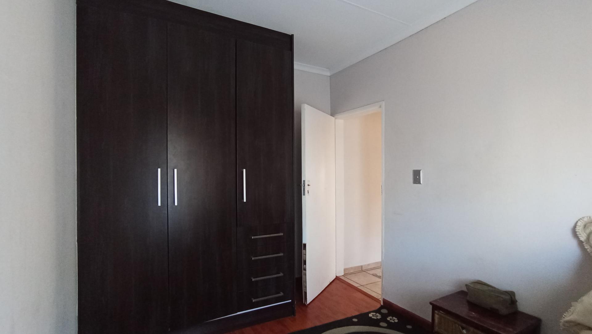 Bed Room 1 - 10 square meters of property in Honeydew Manor