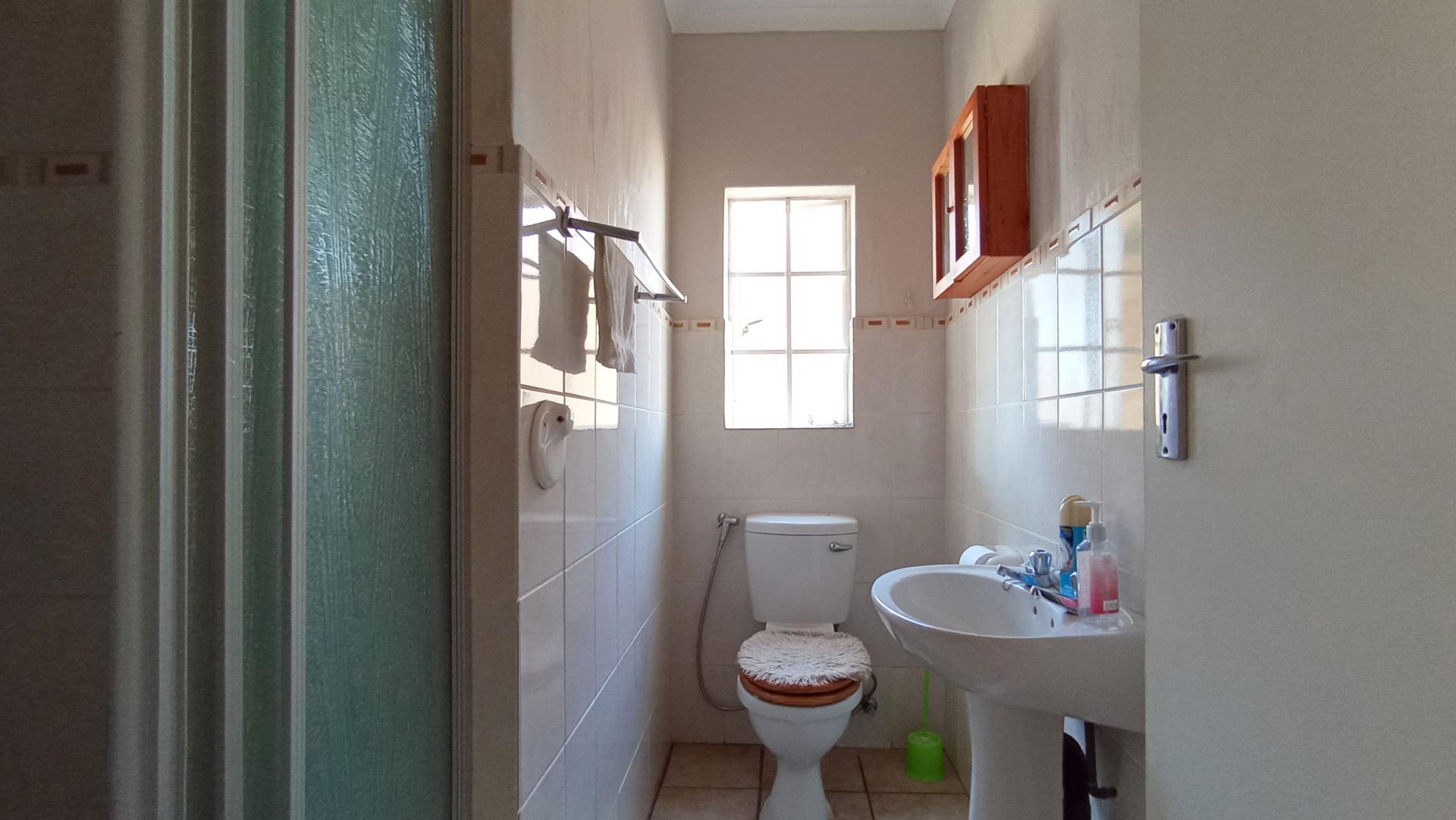 Bathroom 1 - 4 square meters of property in Honeydew Manor