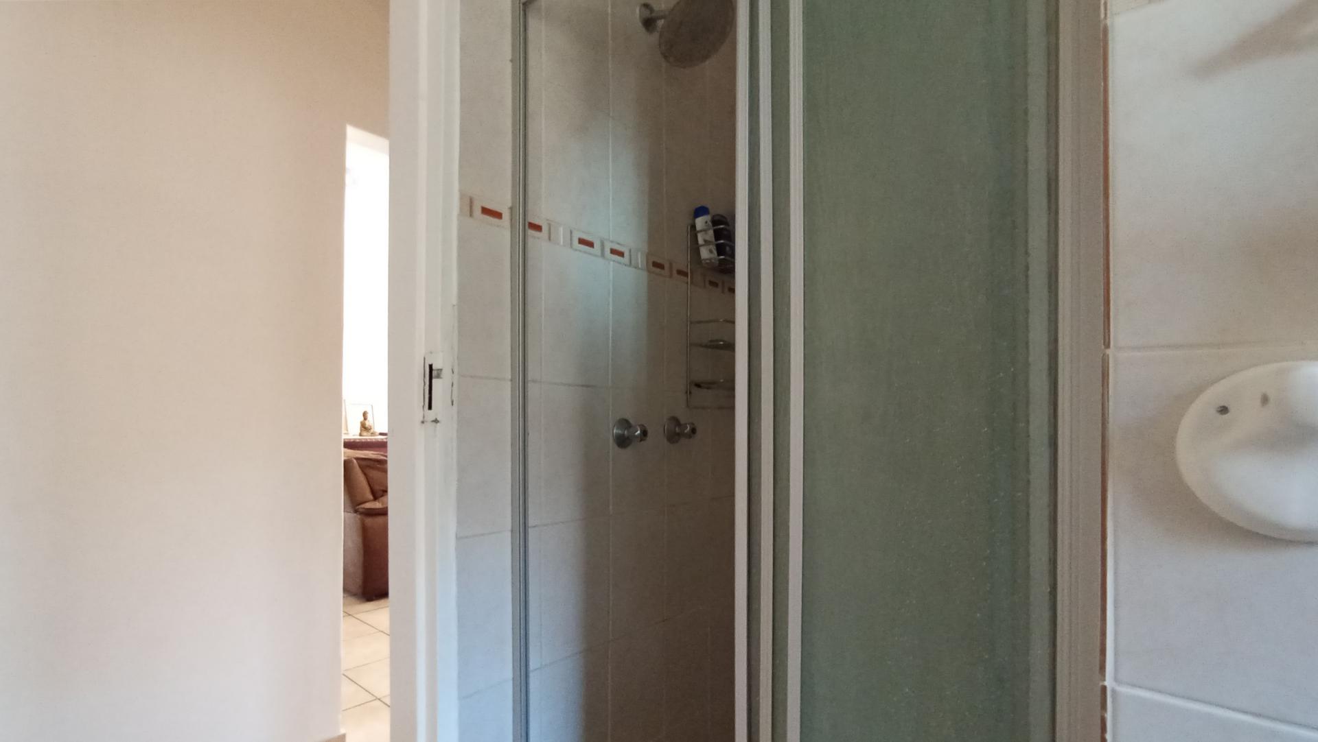 Bathroom 1 - 4 square meters of property in Honeydew Manor