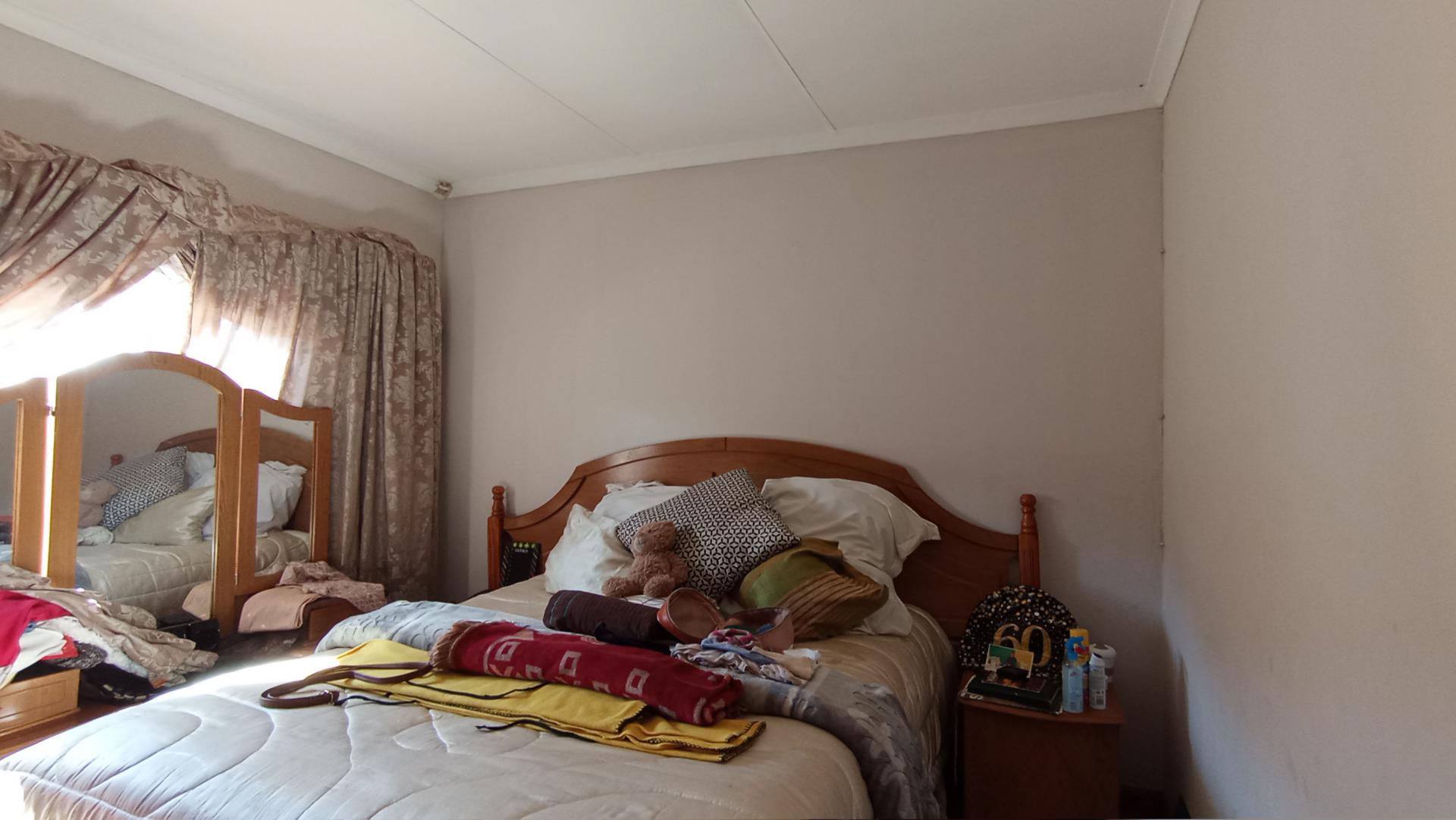 Main Bedroom - 15 square meters of property in Honeydew Manor