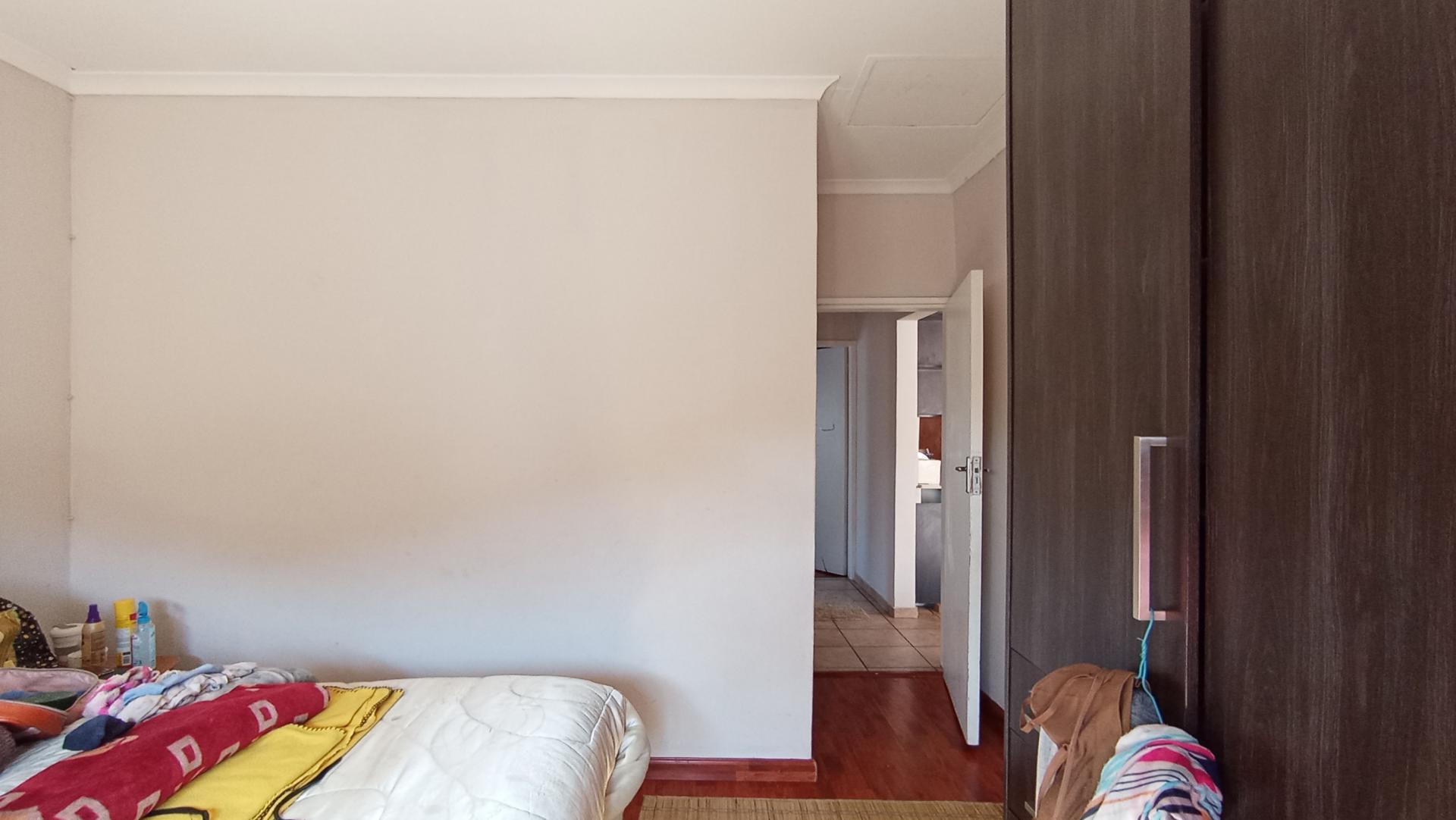 Main Bedroom - 15 square meters of property in Honeydew Manor