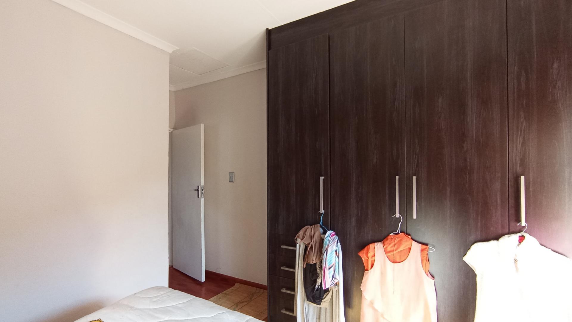 Main Bedroom - 15 square meters of property in Honeydew Manor