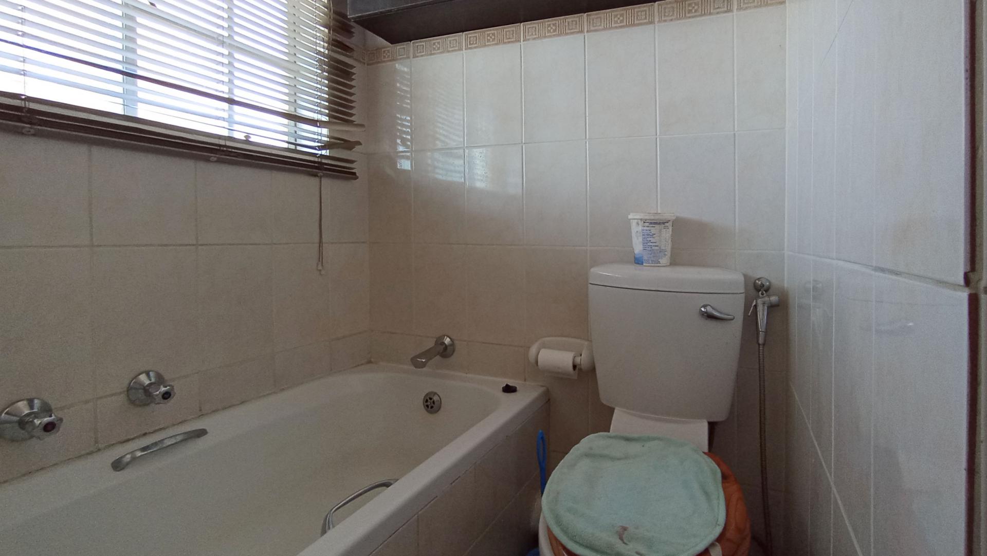 Main Bathroom - 5 square meters of property in Honeydew Manor