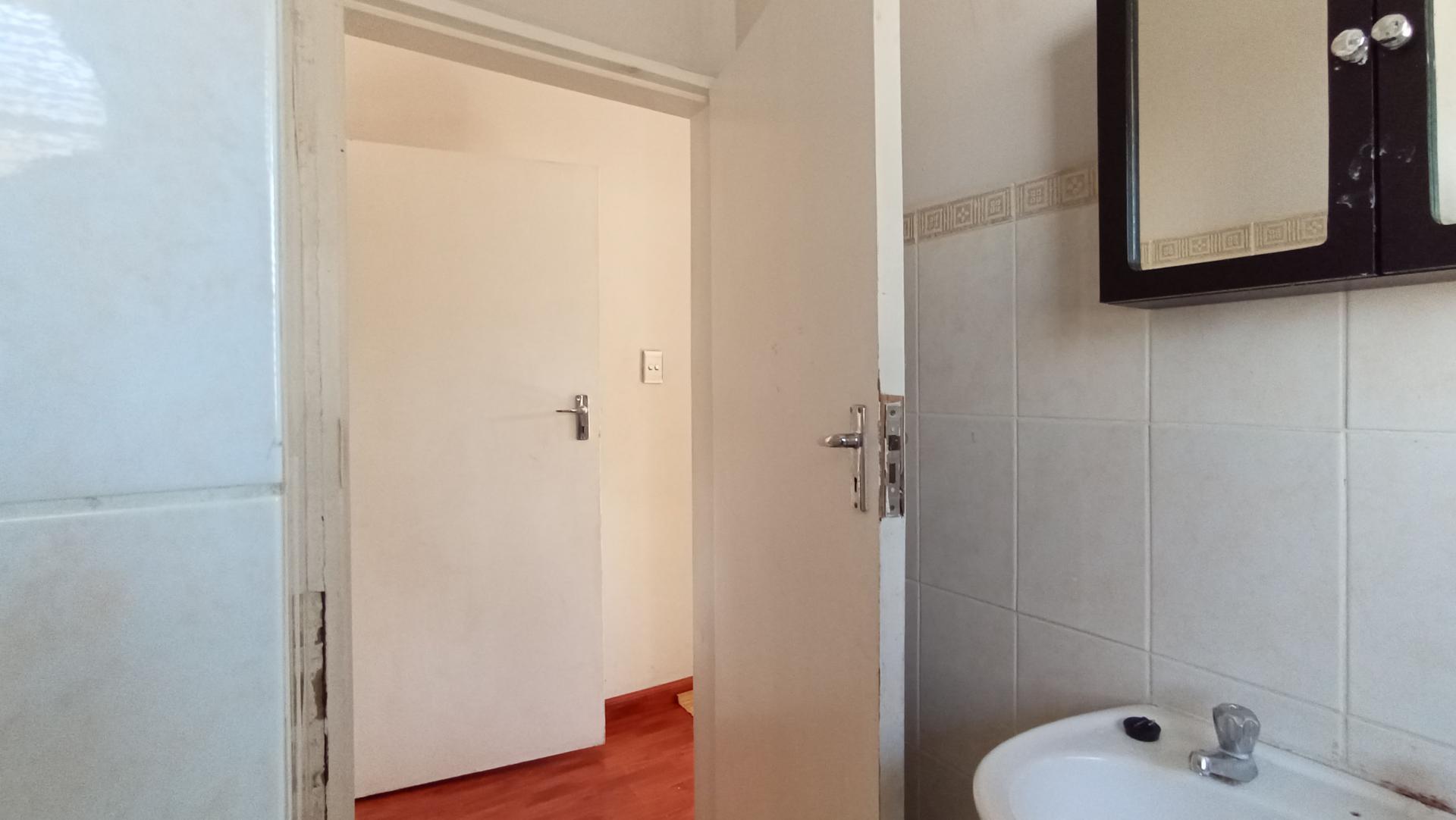 Main Bathroom - 5 square meters of property in Honeydew Manor