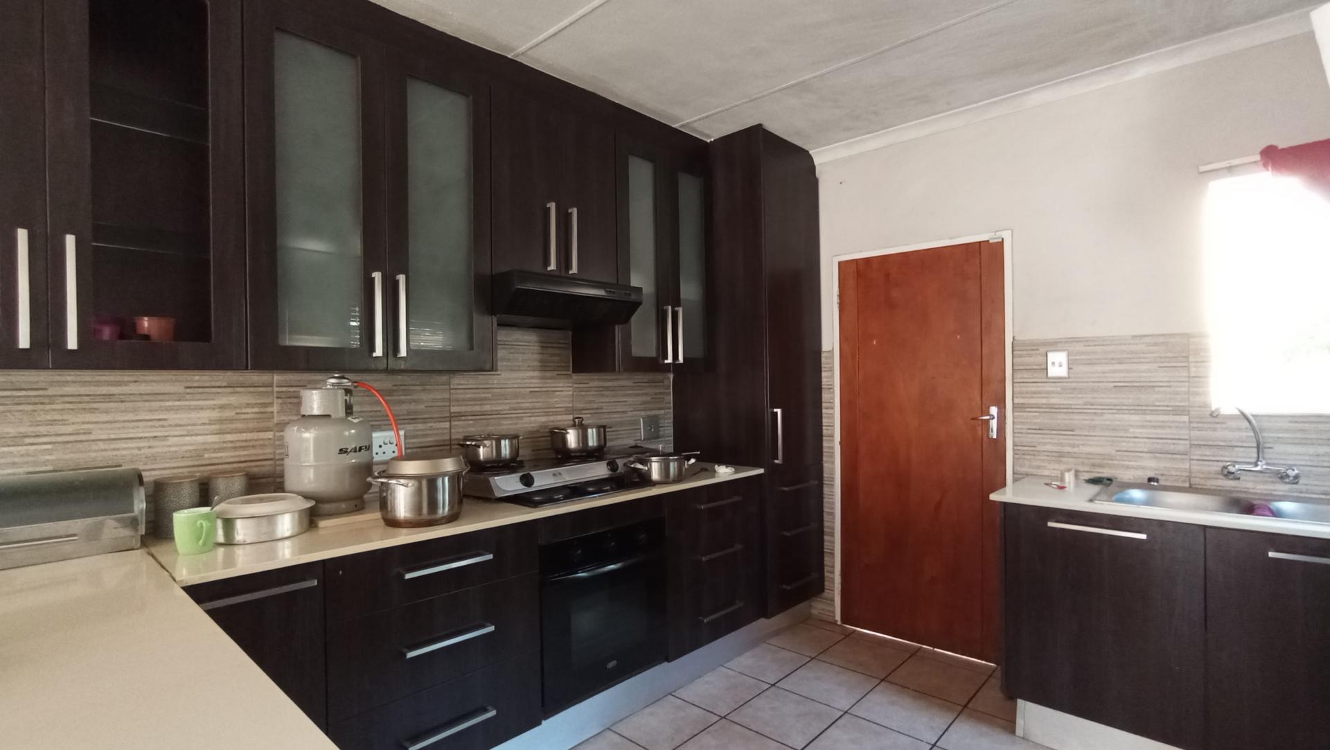 Kitchen - 12 square meters of property in Honeydew Manor