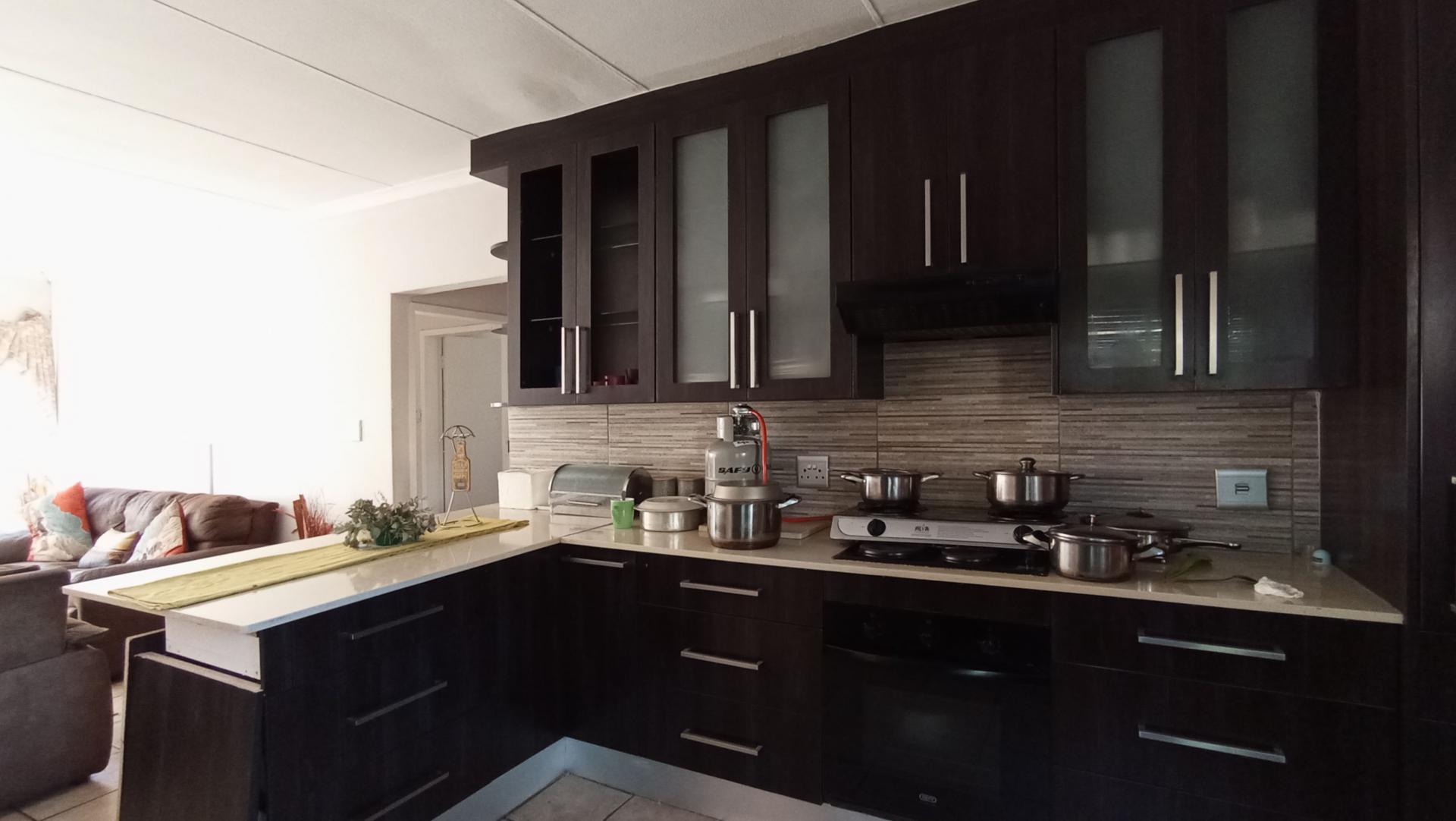 Kitchen - 12 square meters of property in Honeydew Manor